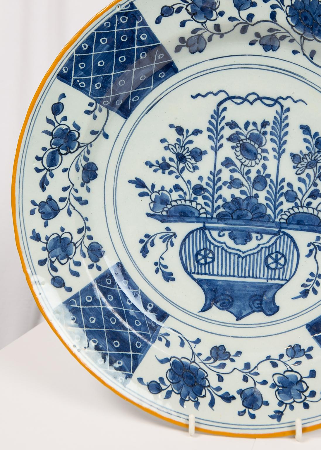 Paar antike blau-weiße Delfter Platzteller von „The Axe“ aus der Zeit um 1780 (Chinoiserie) im Angebot