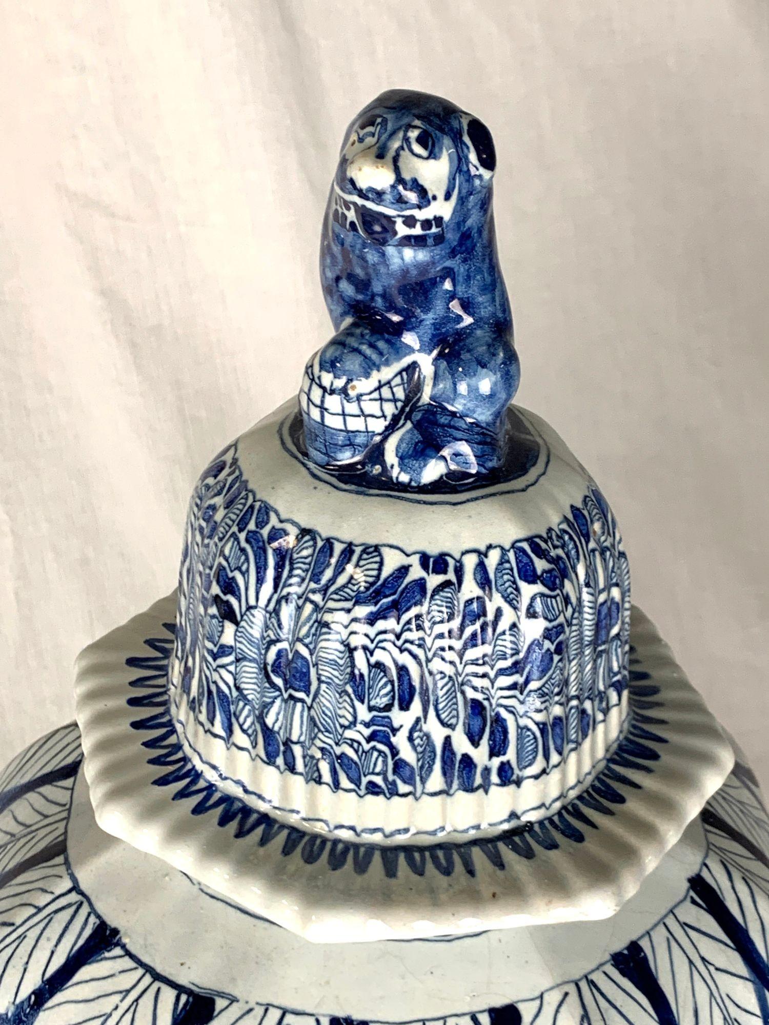 Néerlandais Ancienne jarre Delft bleue et blanche peinte à la main 18ème siècle Pays-Bas Ca. 1780 en vente