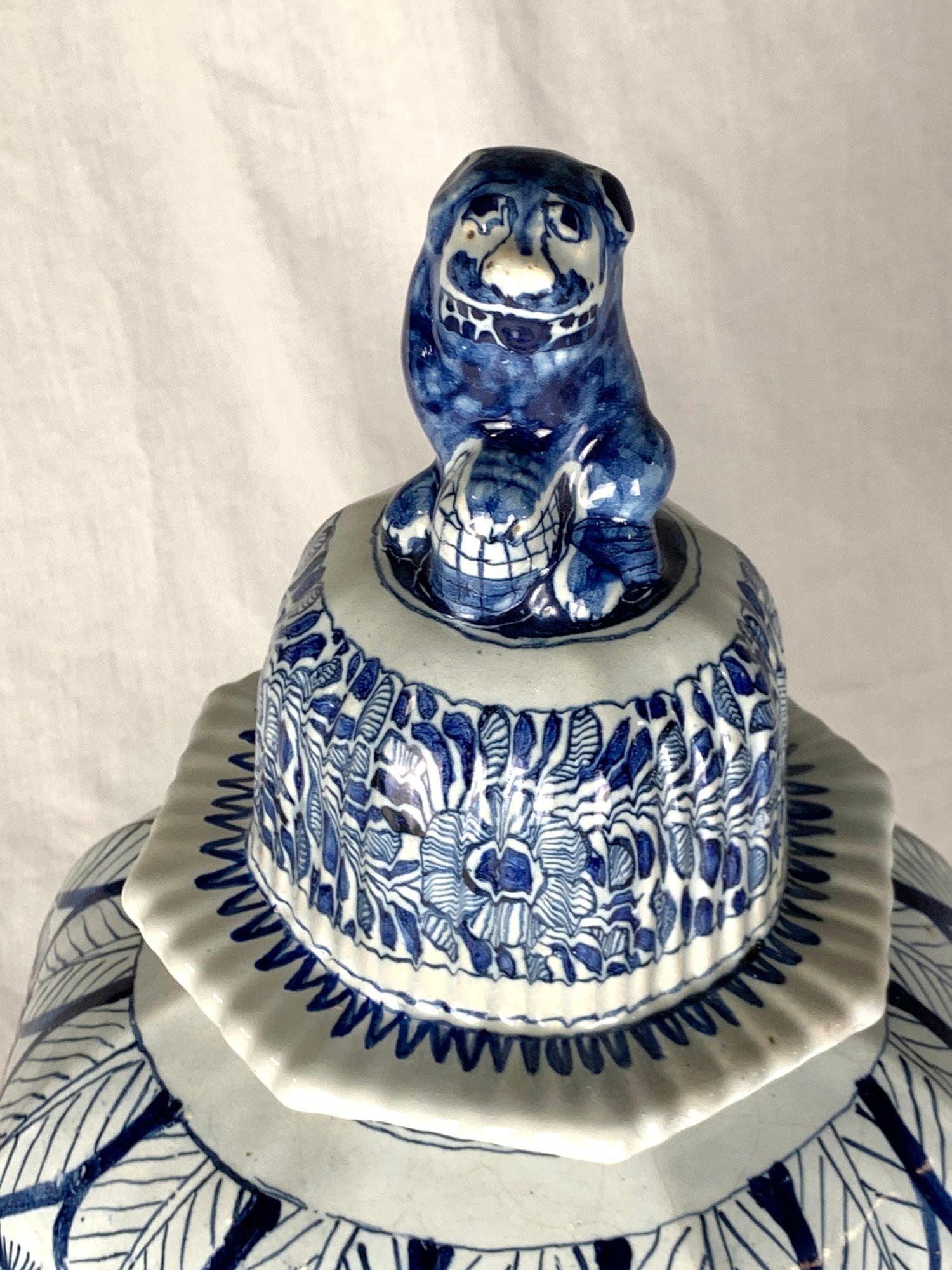 Ancienne jarre Delft bleue et blanche peinte à la main 18ème siècle Pays-Bas Ca. 1780 Excellent état - En vente à Katonah, NY