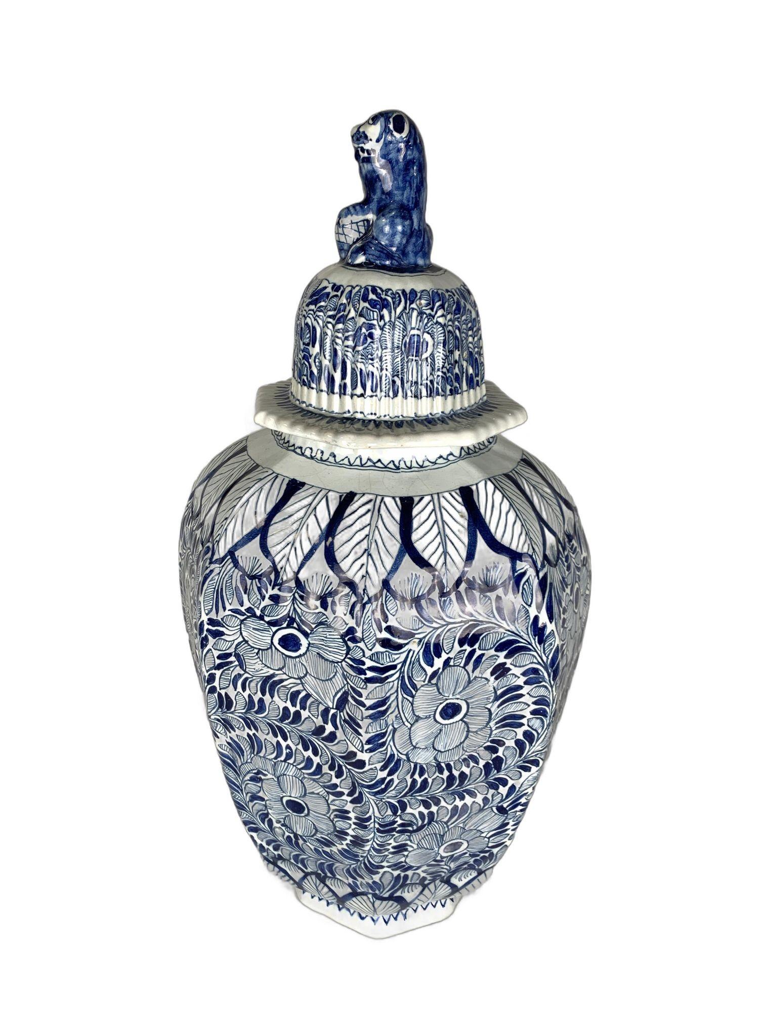 XVIIIe siècle Ancienne jarre Delft bleue et blanche peinte à la main 18ème siècle Pays-Bas Ca. 1780 en vente