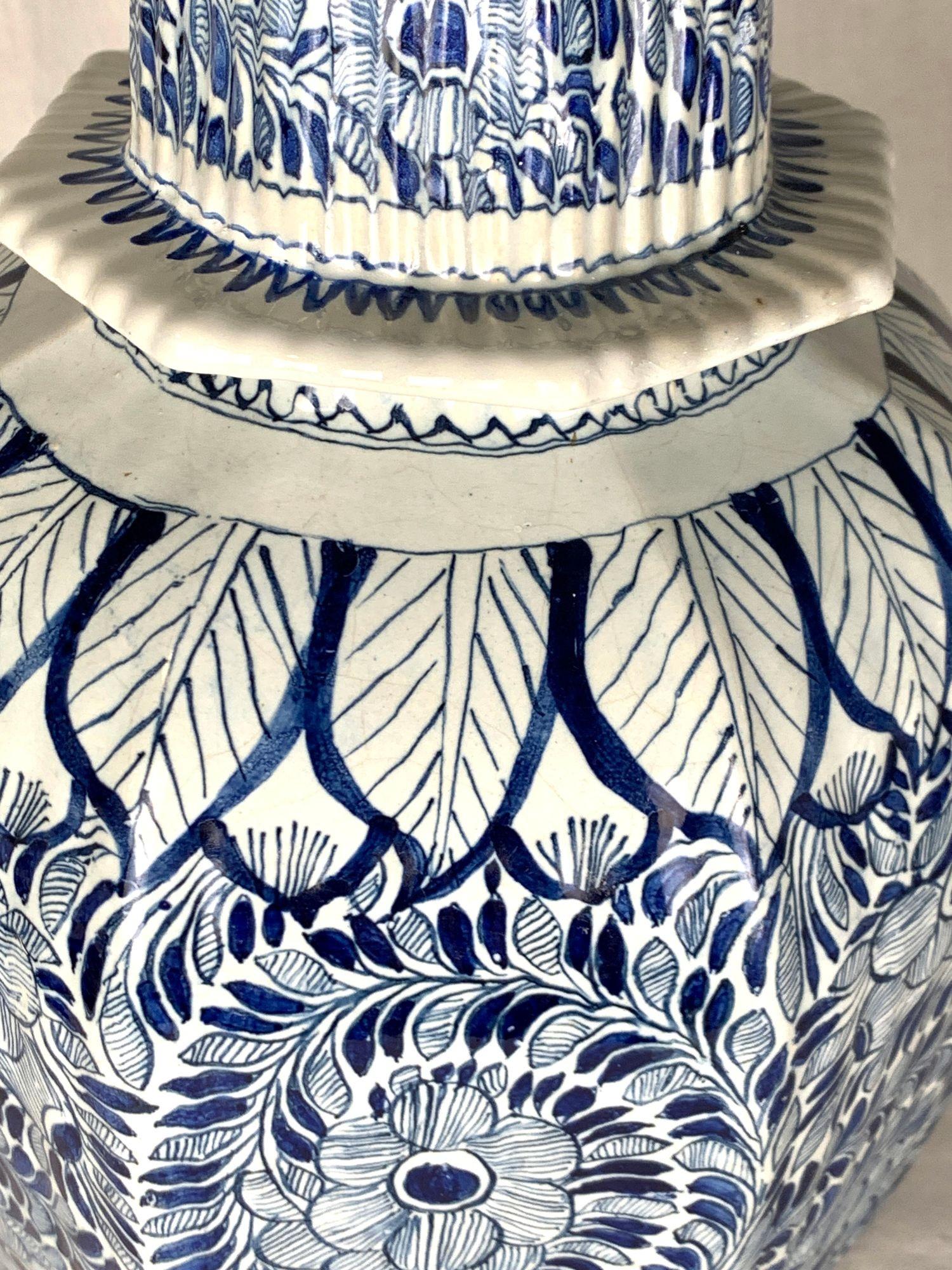 Ancienne jarre Delft bleue et blanche peinte à la main 18ème siècle Pays-Bas Ca. 1780 en vente 2