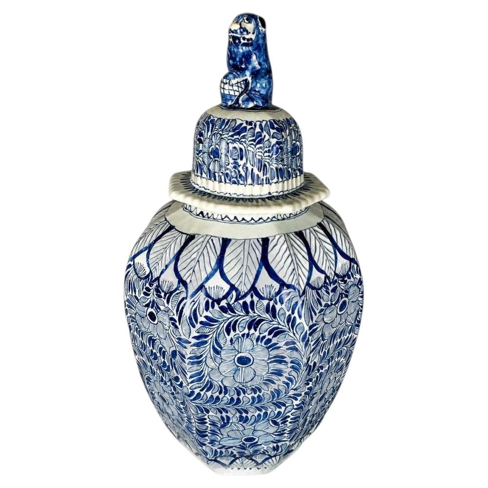 Grande vaso olandese di Delft con coperchio, blu e bianco, dipinto a mano, 1780 circa in vendita