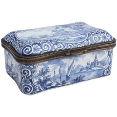 Tabatière ou coffret de table ancien en poterie de Delft bleu et blanc
