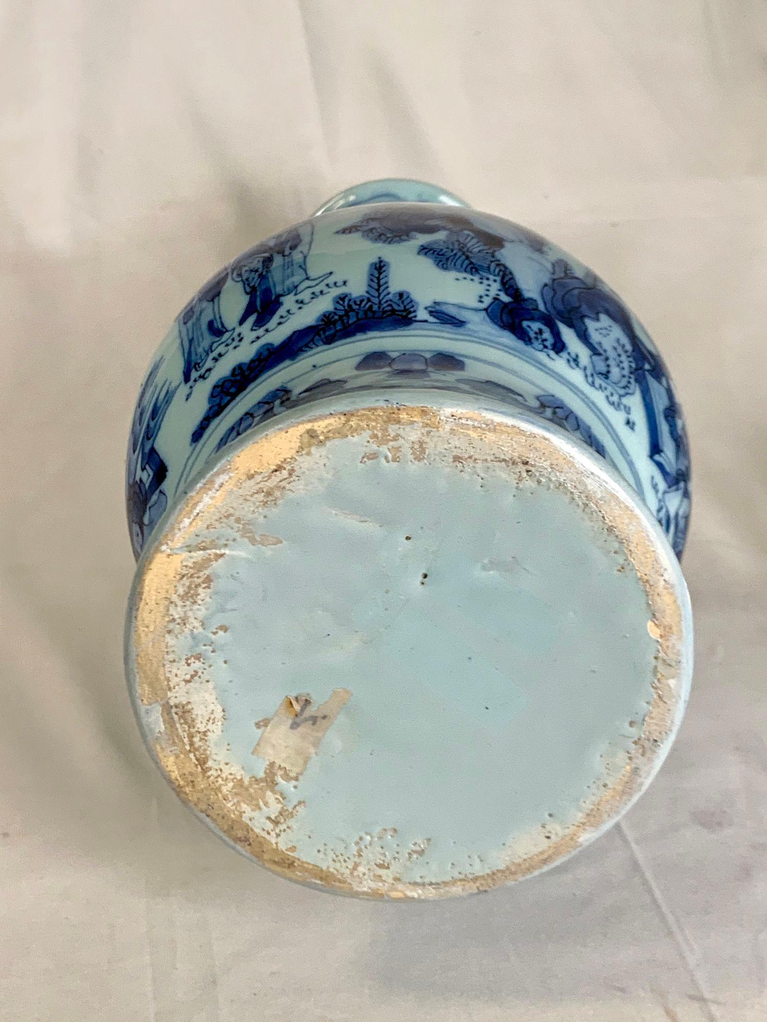 Antique Blue and White Delft Vase Hand Painted Chinoiserie Late 17th Century en Excelente estado para la venta en Katonah, NY