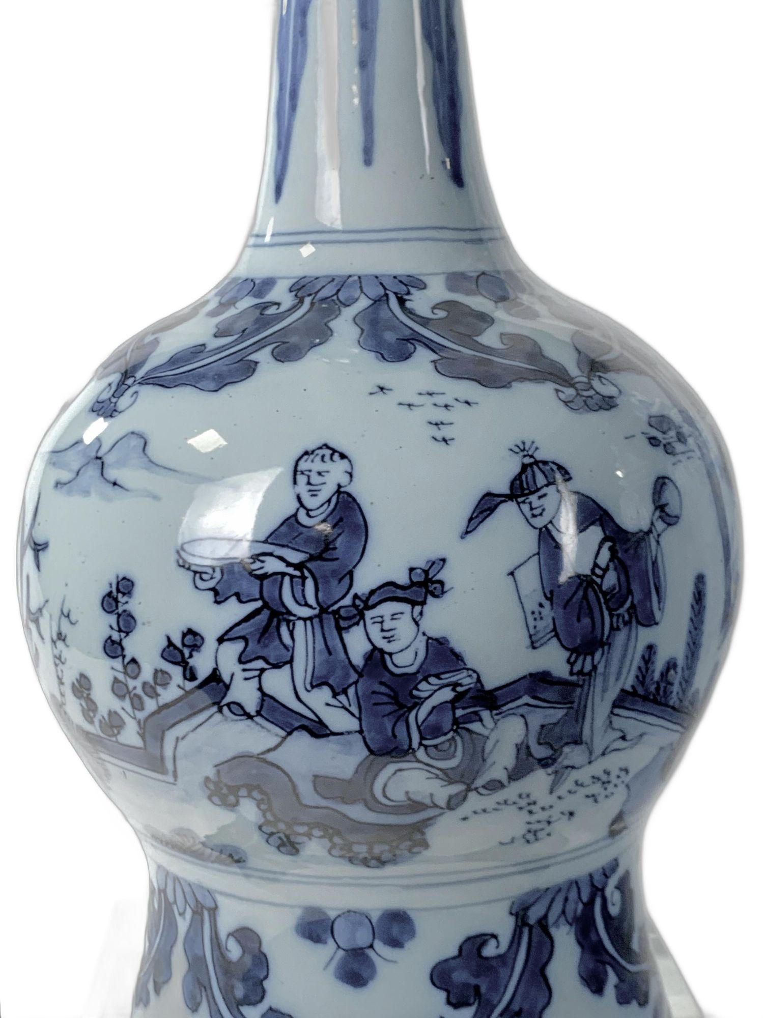 Antique Blue and White Delft Vase Hand Painted Chinoiserie Late 17th Century Cerámica de Delft en venta