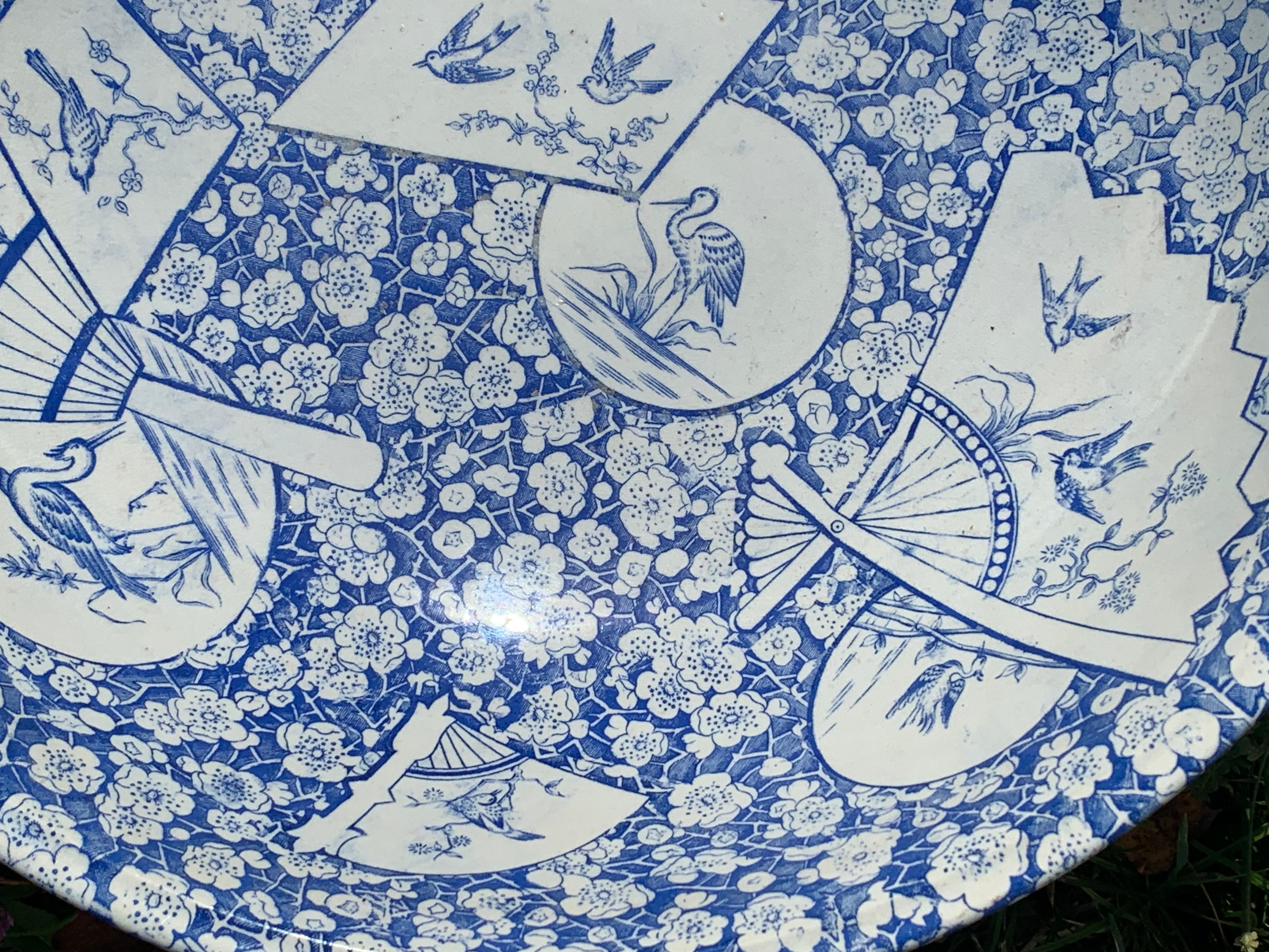 Antike blau-weiße Steingutschale Kirschblütenblatt Japonismus Dekoration aus Steingut   im Angebot 2