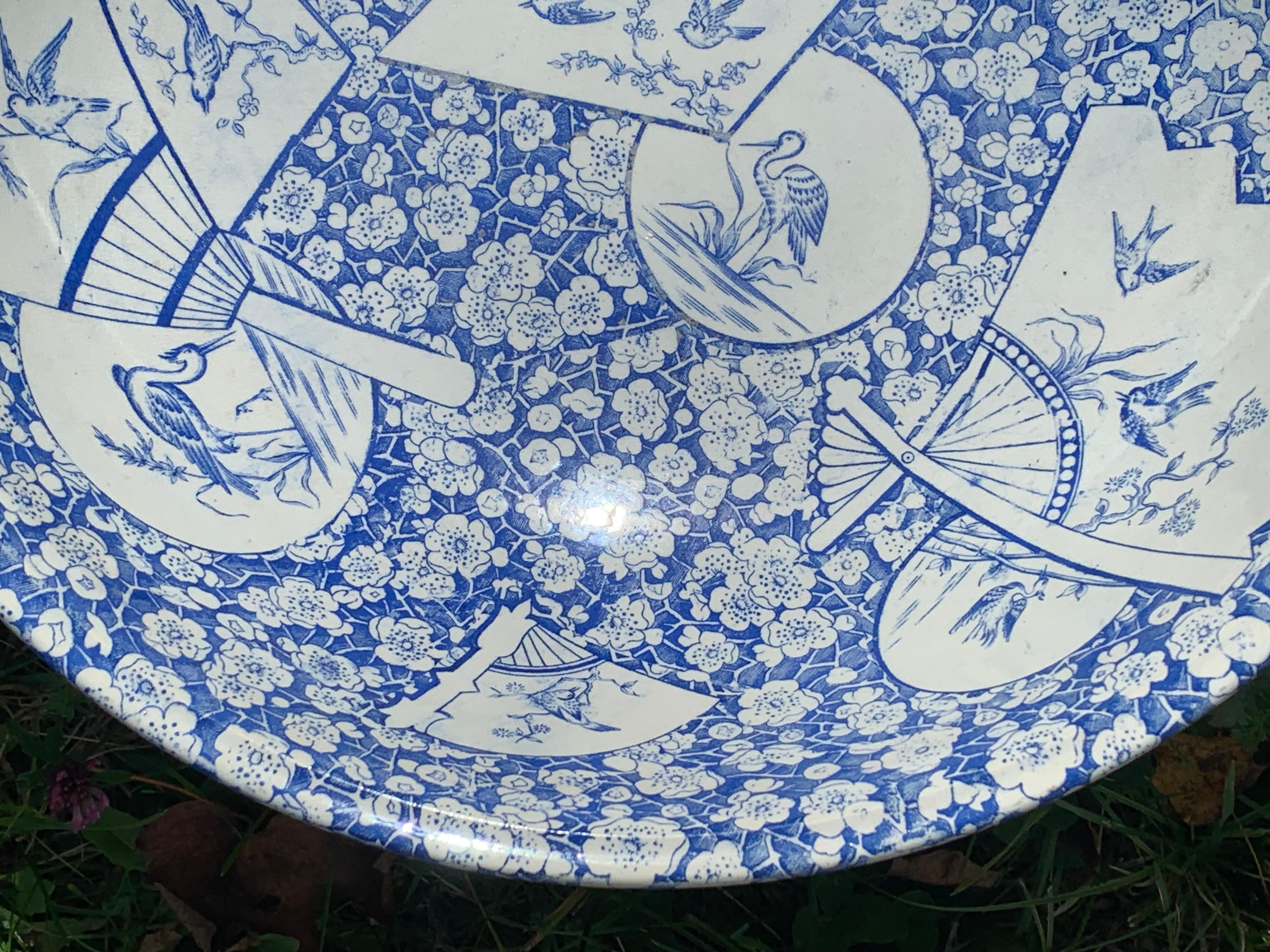 Antike blau-weiße Steingutschale Kirschblütenblatt Japonismus Dekoration aus Steingut   im Angebot 3