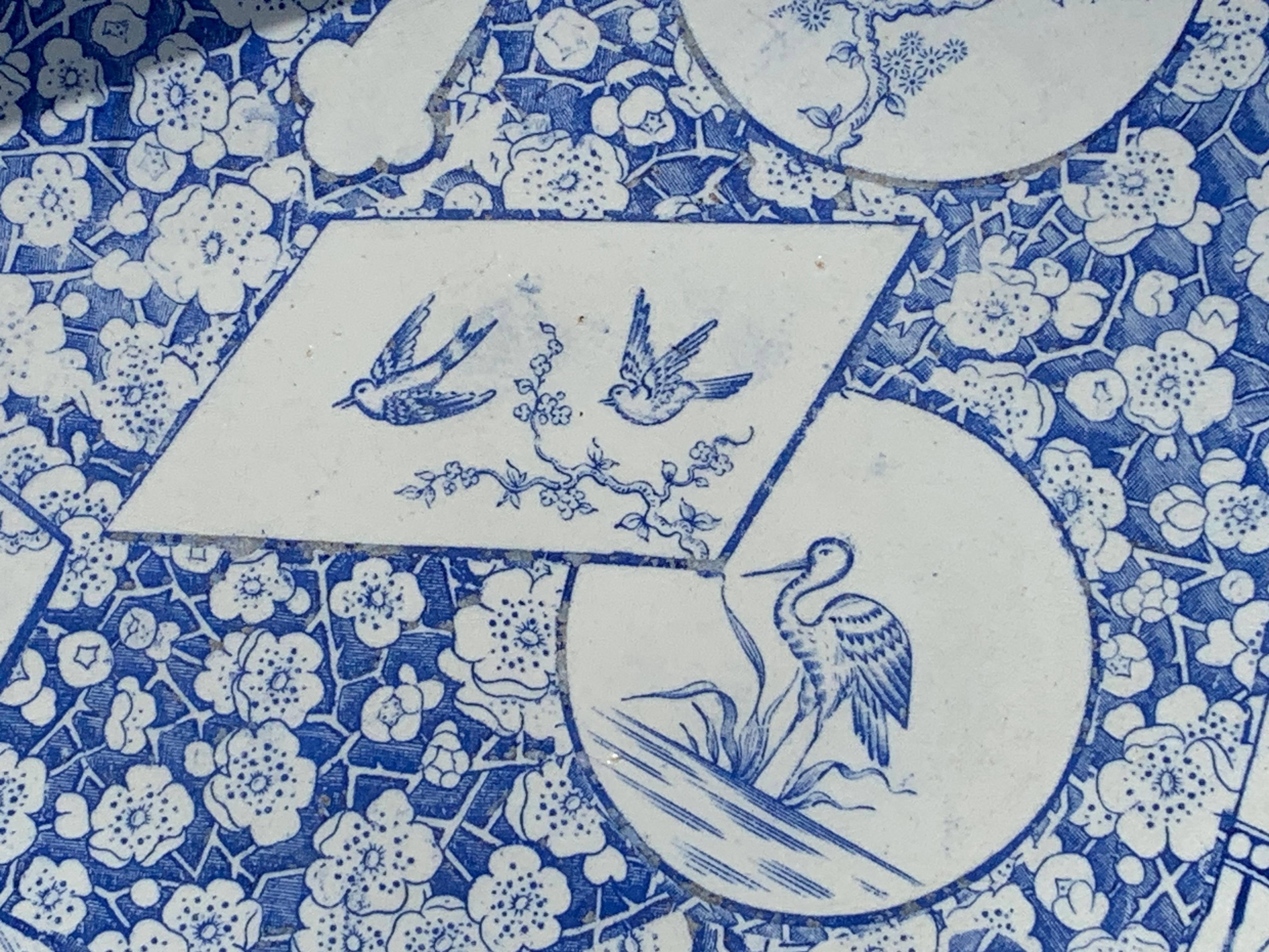 Antike blau-weiße Steingutschale Kirschblütenblatt Japonismus Dekoration aus Steingut   im Angebot 4