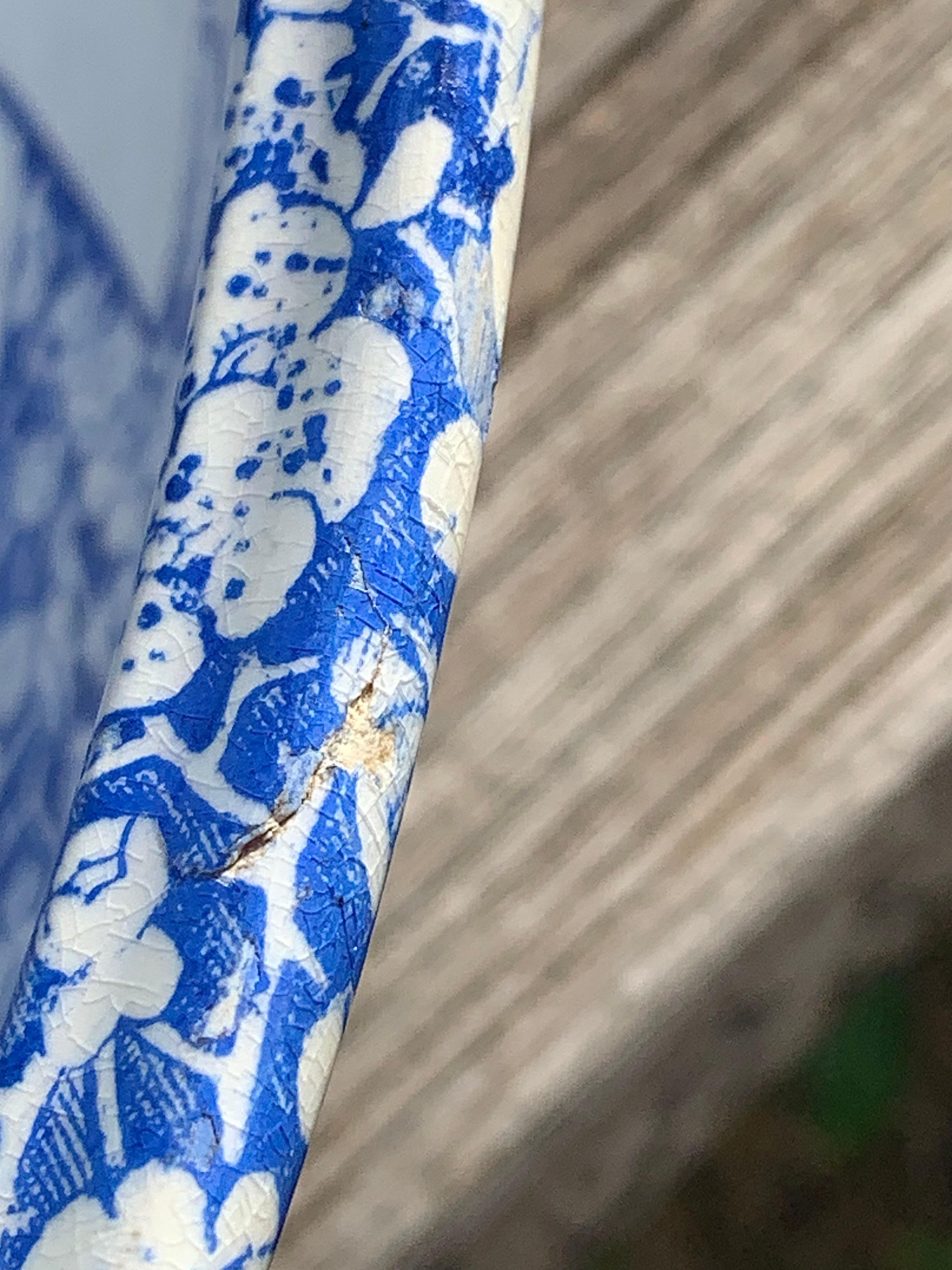 Antike blau-weiße Steingutschale Kirschblütenblatt Japonismus Dekoration aus Steingut   im Angebot 5