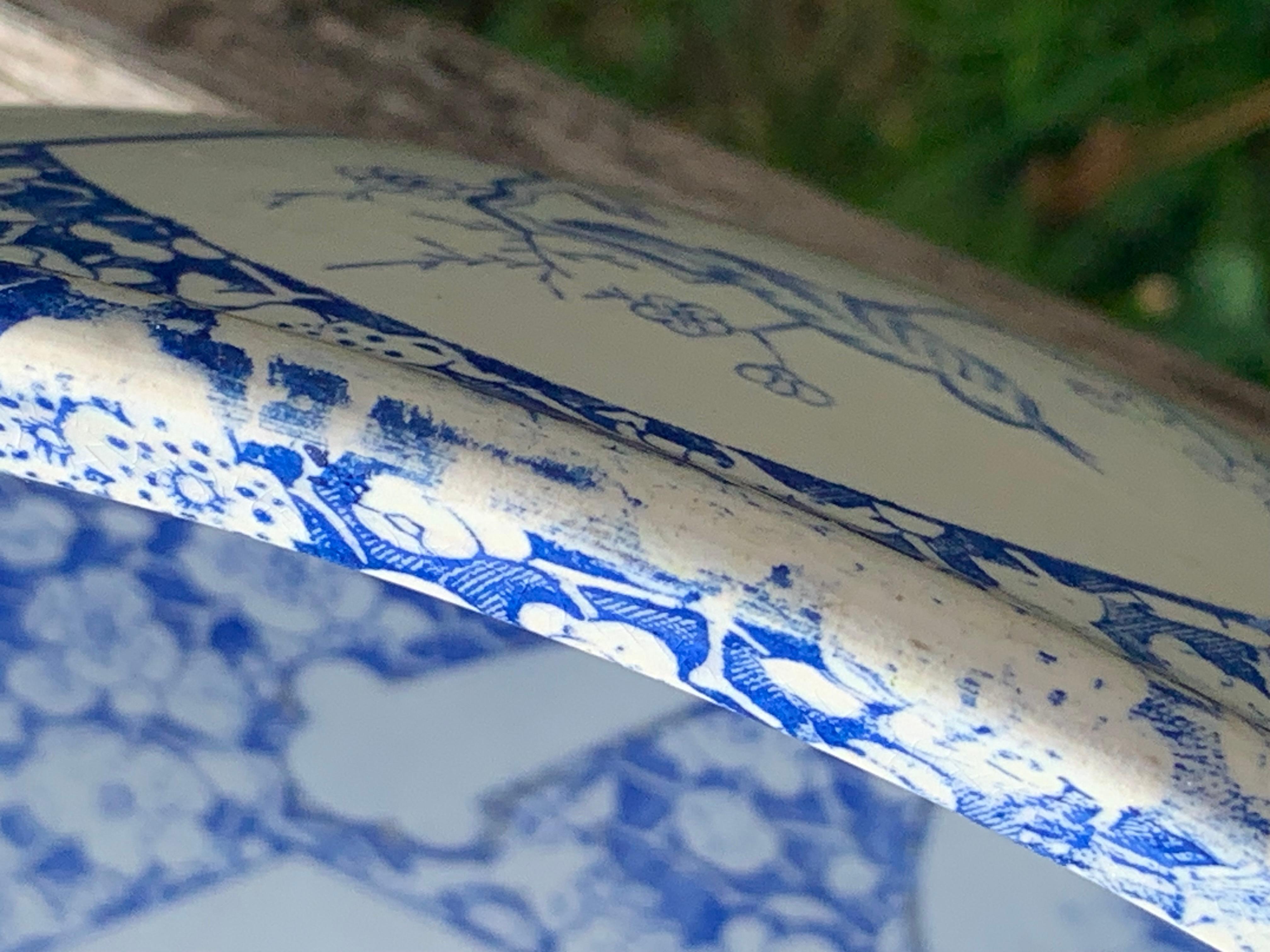 Antike blau-weiße Steingutschale Kirschblütenblatt Japonismus Dekoration aus Steingut   im Angebot 6