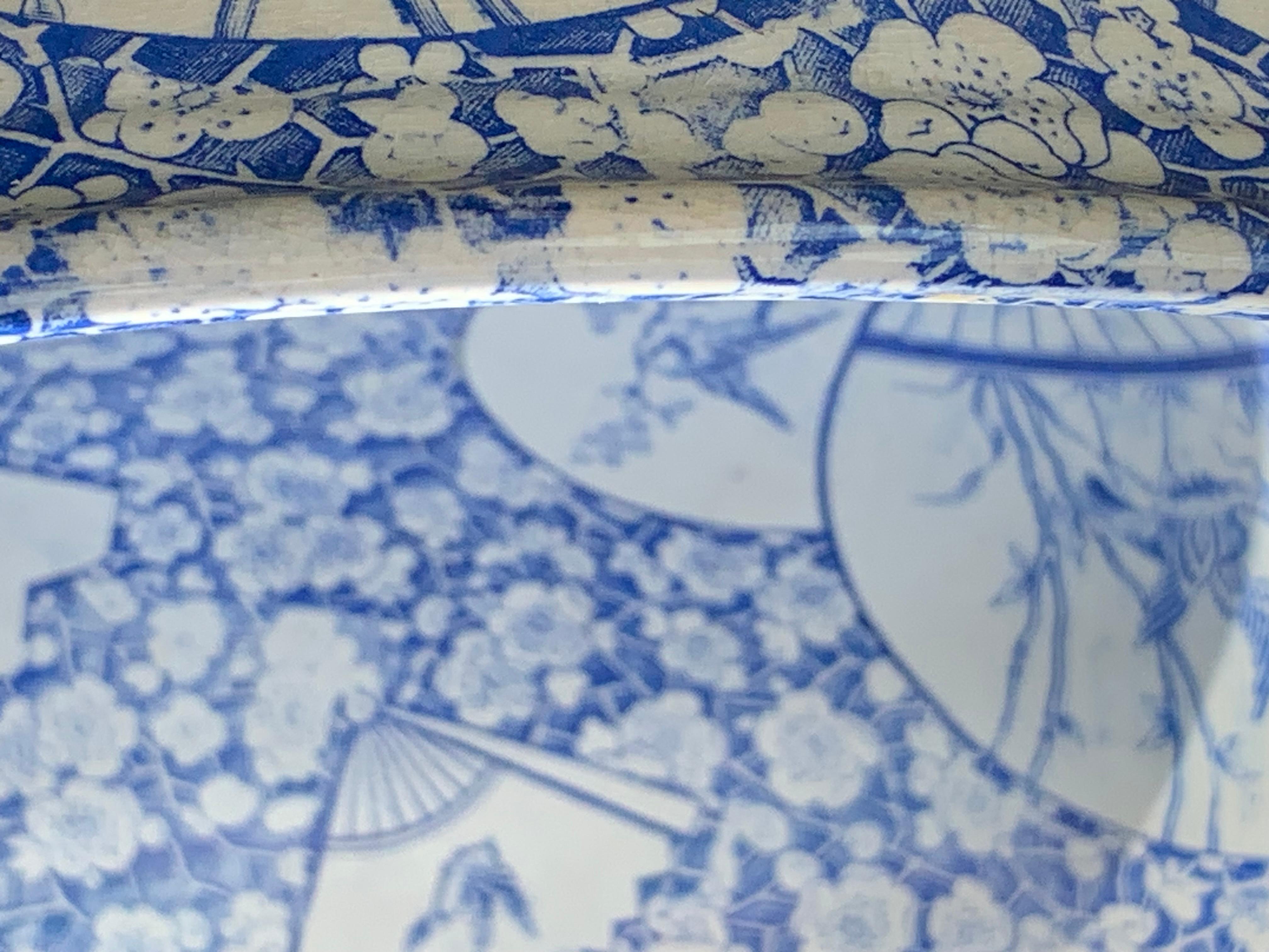 Antike blau-weiße Steingutschale Kirschblütenblatt Japonismus Dekoration aus Steingut   im Angebot 7
