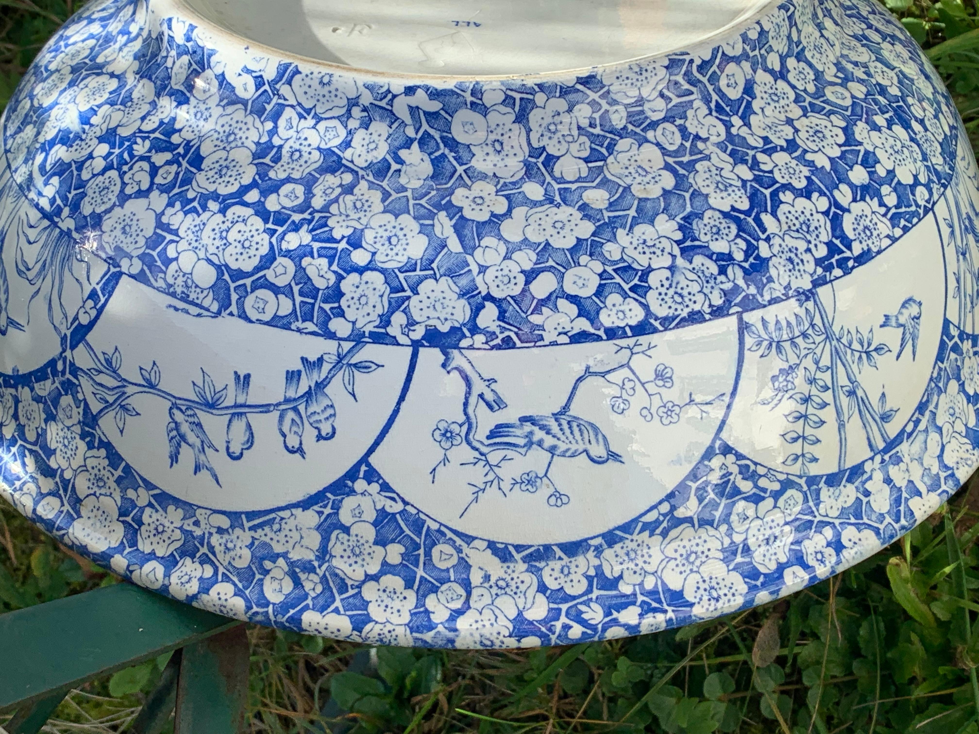 Antike blau-weiße Steingutschale Kirschblütenblatt Japonismus Dekoration aus Steingut   (Belgisch) im Angebot