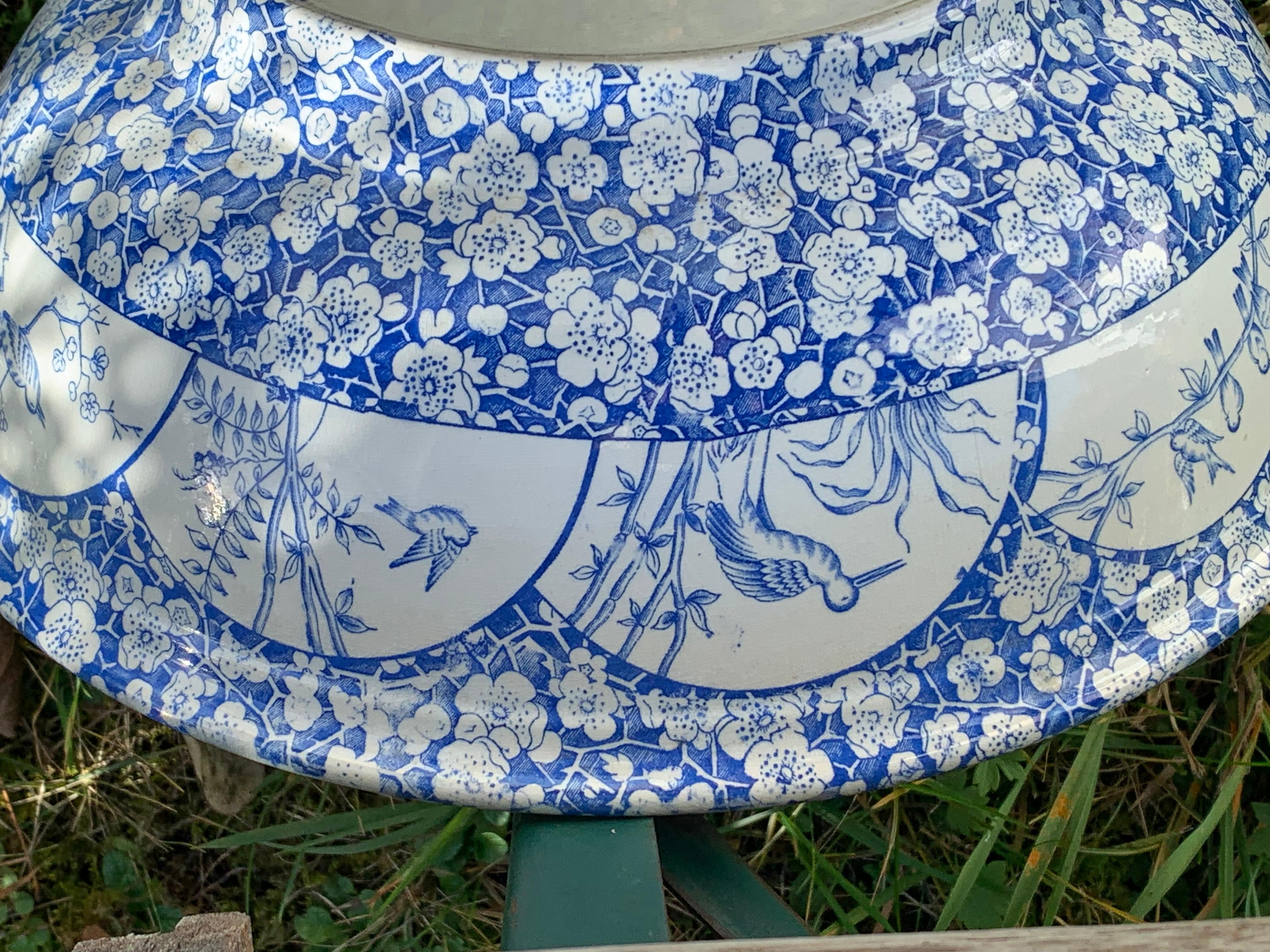 Antike blau-weiße Steingutschale Kirschblütenblatt Japonismus Dekoration aus Steingut   (Gefärbt) im Angebot