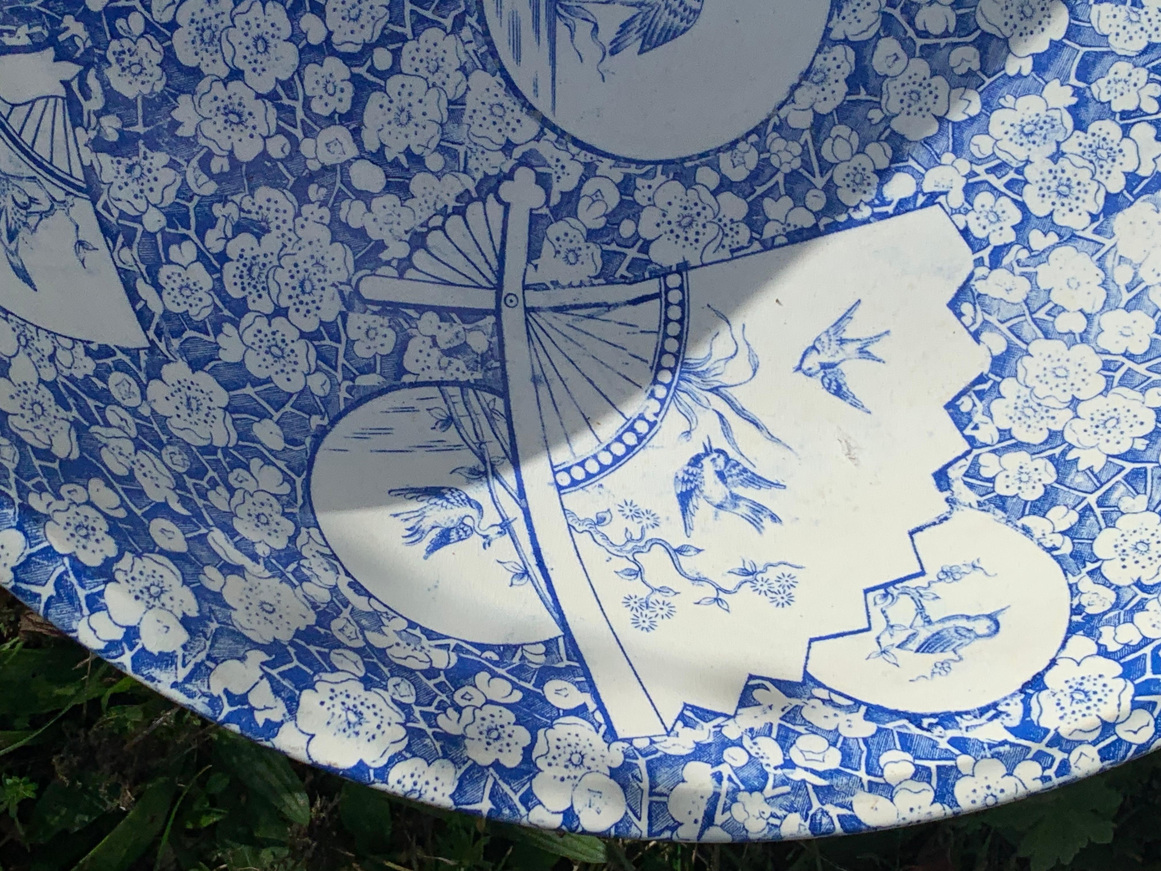 Antike blau-weiße Steingutschale Kirschblütenblatt Japonismus Dekoration aus Steingut   (Spätes 19. Jahrhundert) im Angebot