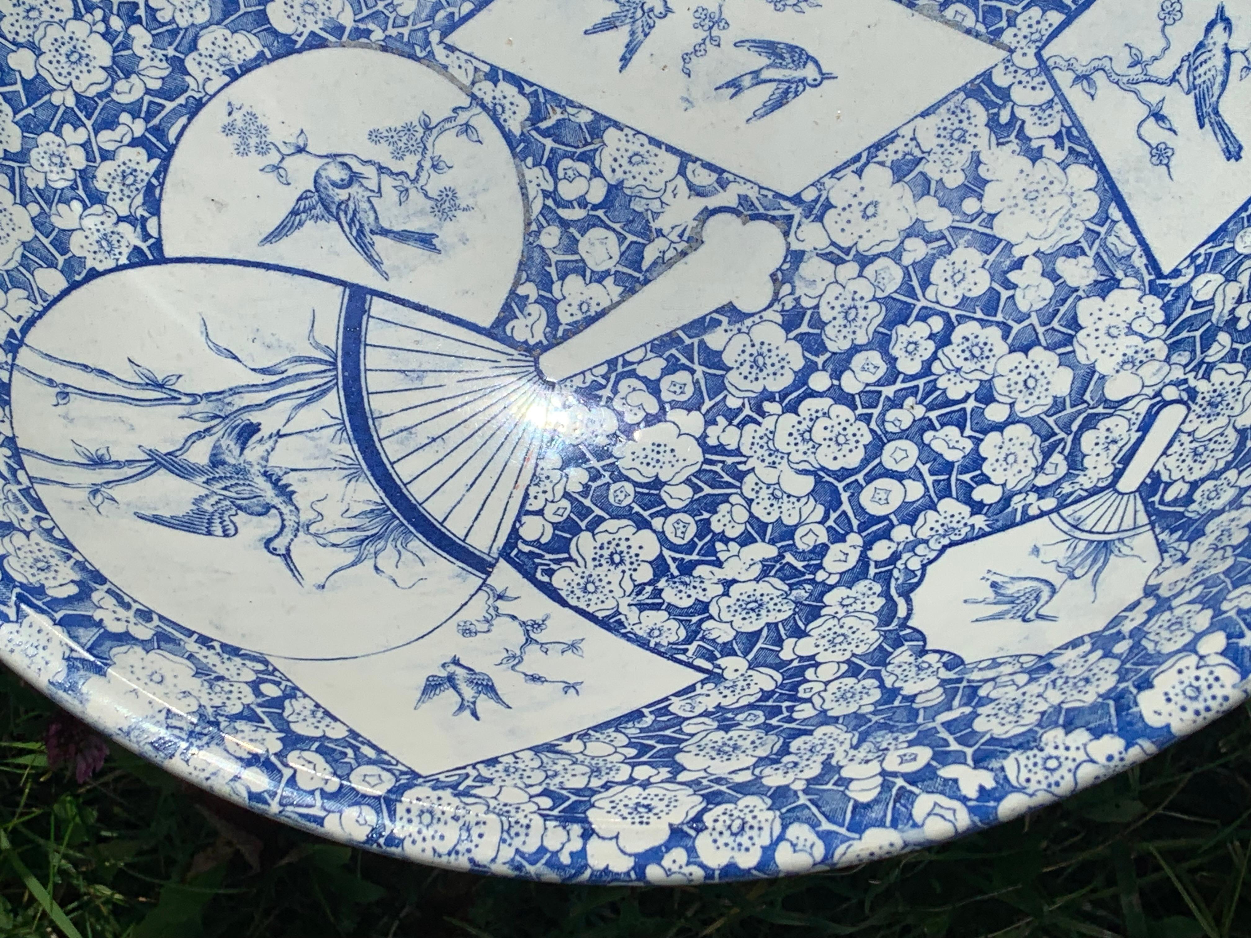 Antike blau-weiße Steingutschale Kirschblütenblatt Japonismus Dekoration aus Steingut   (Tonware) im Angebot