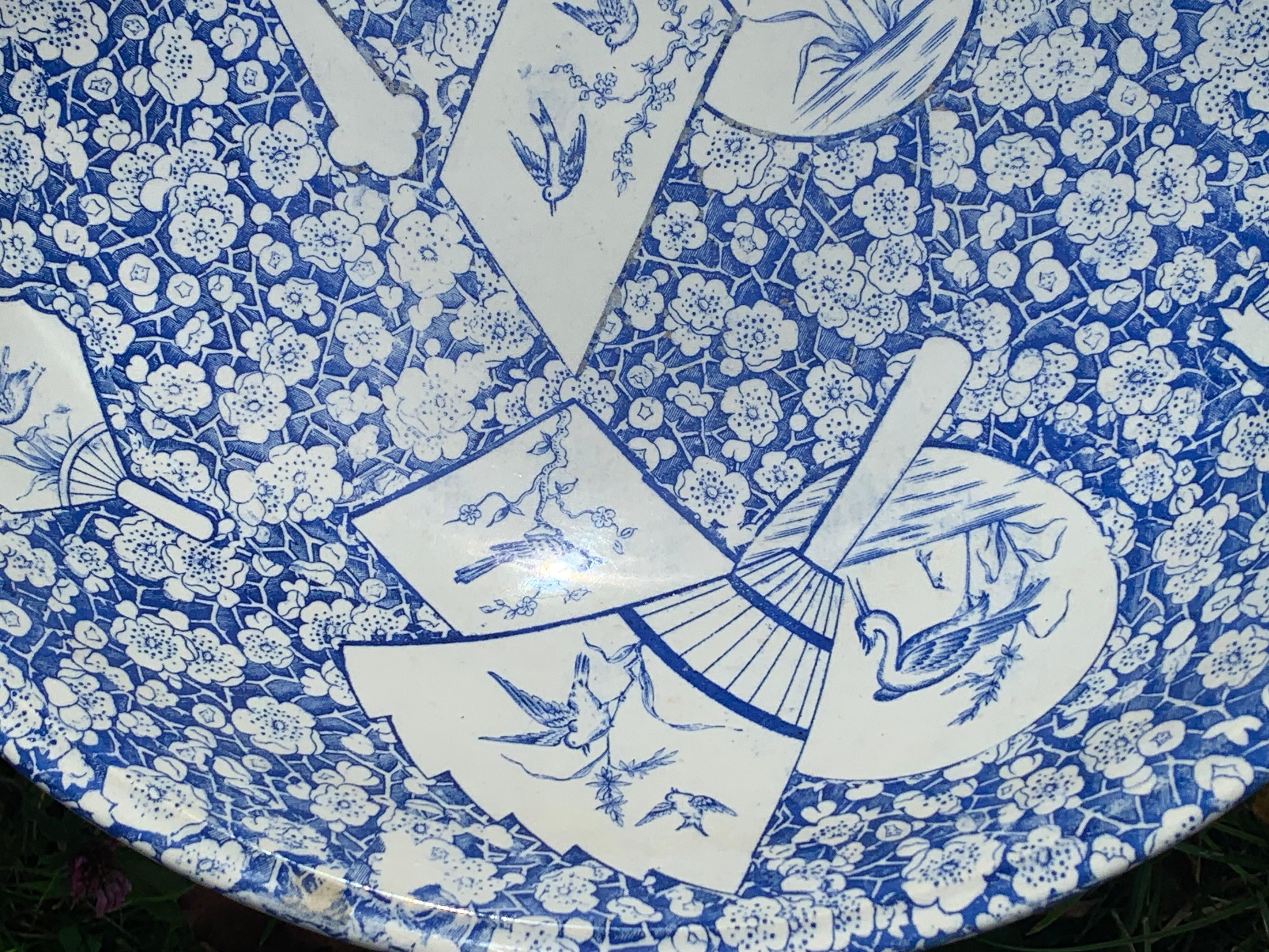 Antike blau-weiße Steingutschale Kirschblütenblatt Japonismus Dekoration aus Steingut   im Angebot 1
