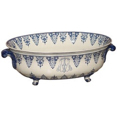 Jardinière ancienne en faïence bleue et blanche:: Gien:: France:: vers 1860s