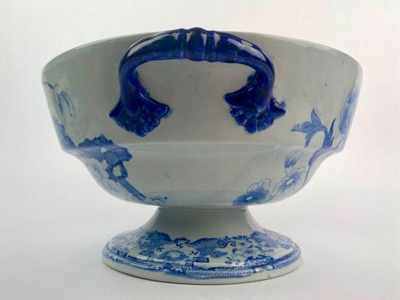 XIXe siècle Soupière couverte ancienne en pierre de fer bleue et blanche,  Début du 19e siècle