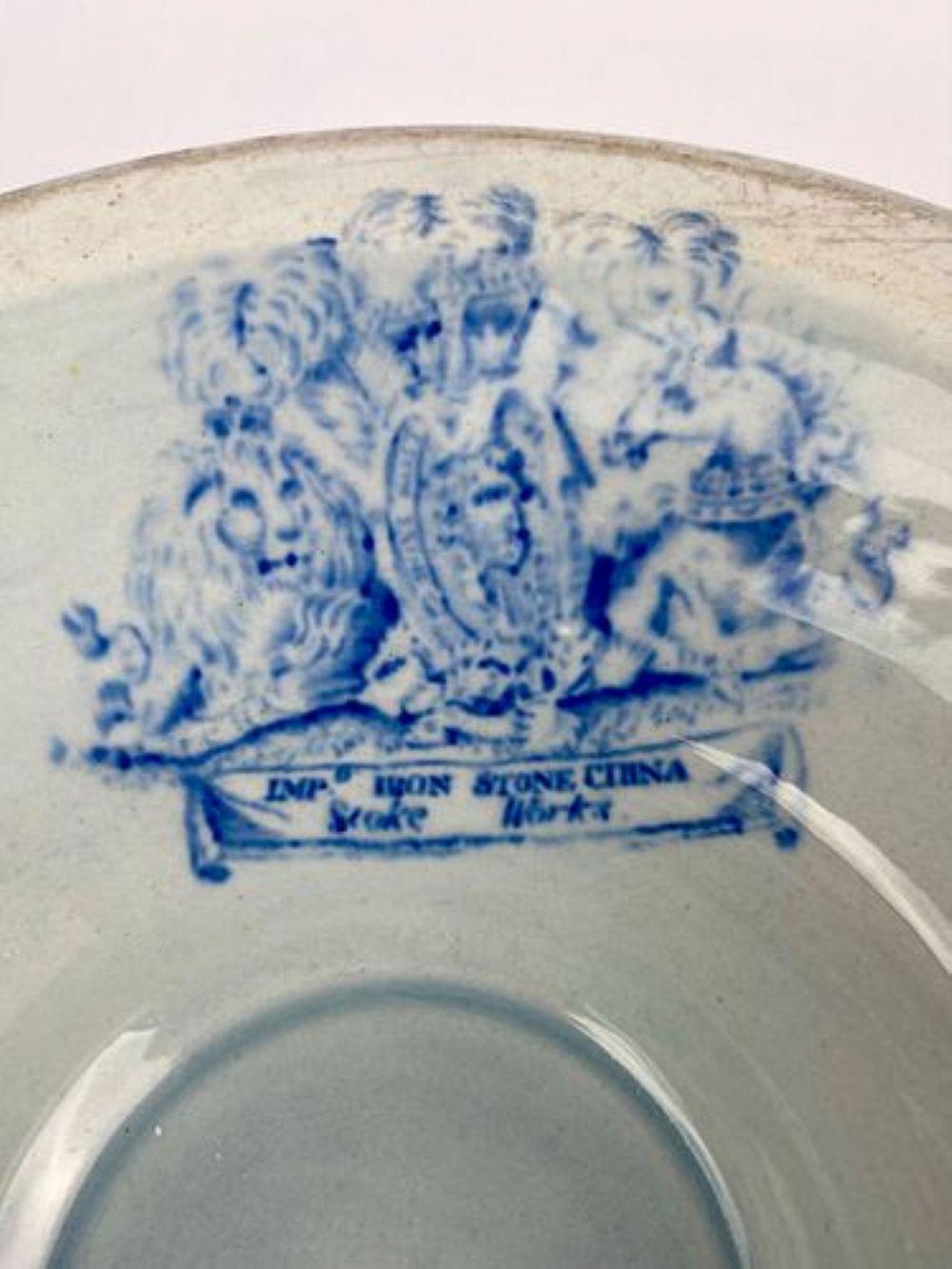 Soupière couverte ancienne en pierre de fer bleue et blanche,  Début du 19e siècle 1