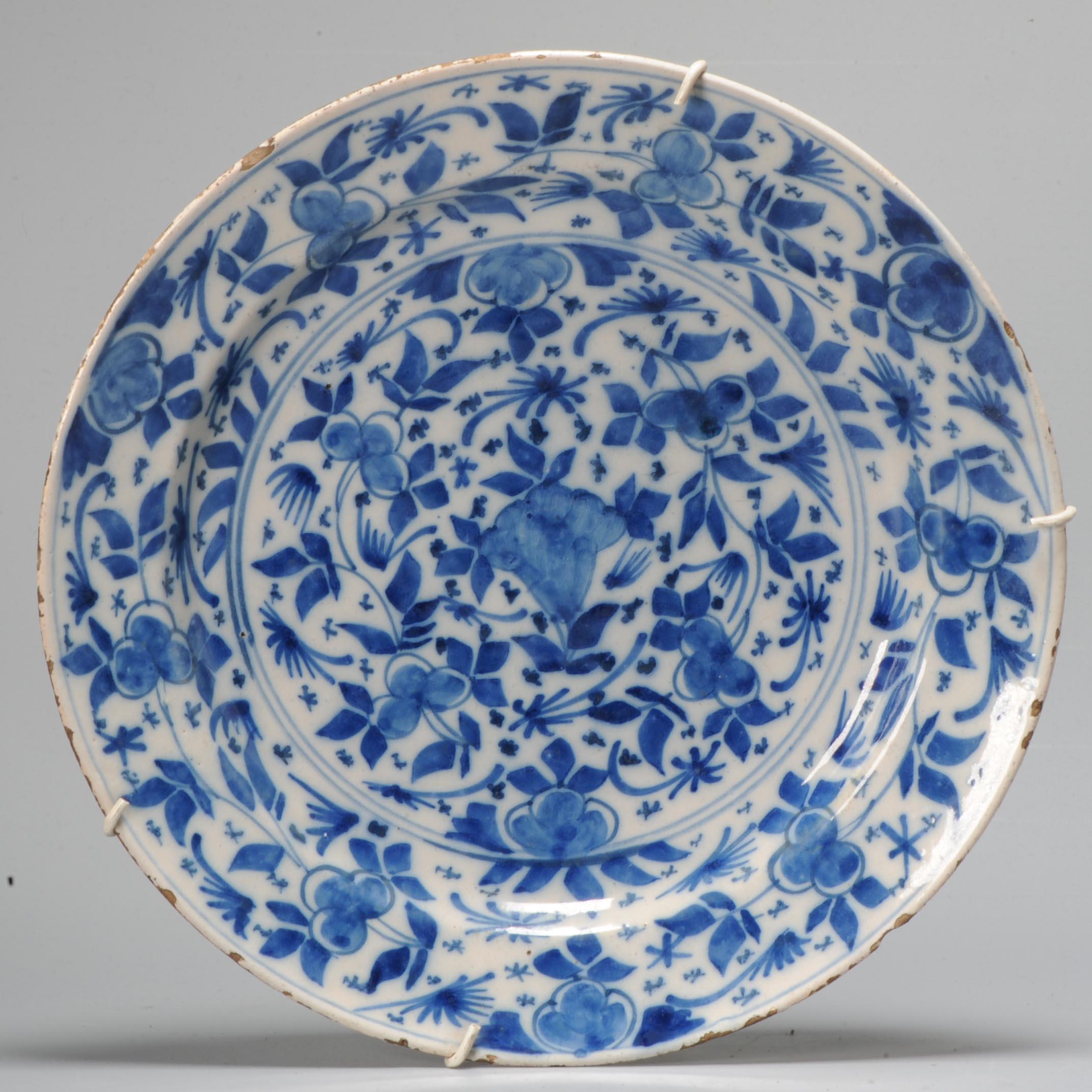 Européen Ancienne assiette en faïence hollandaise bleue et blanche de style Whiting, 18e siècle
