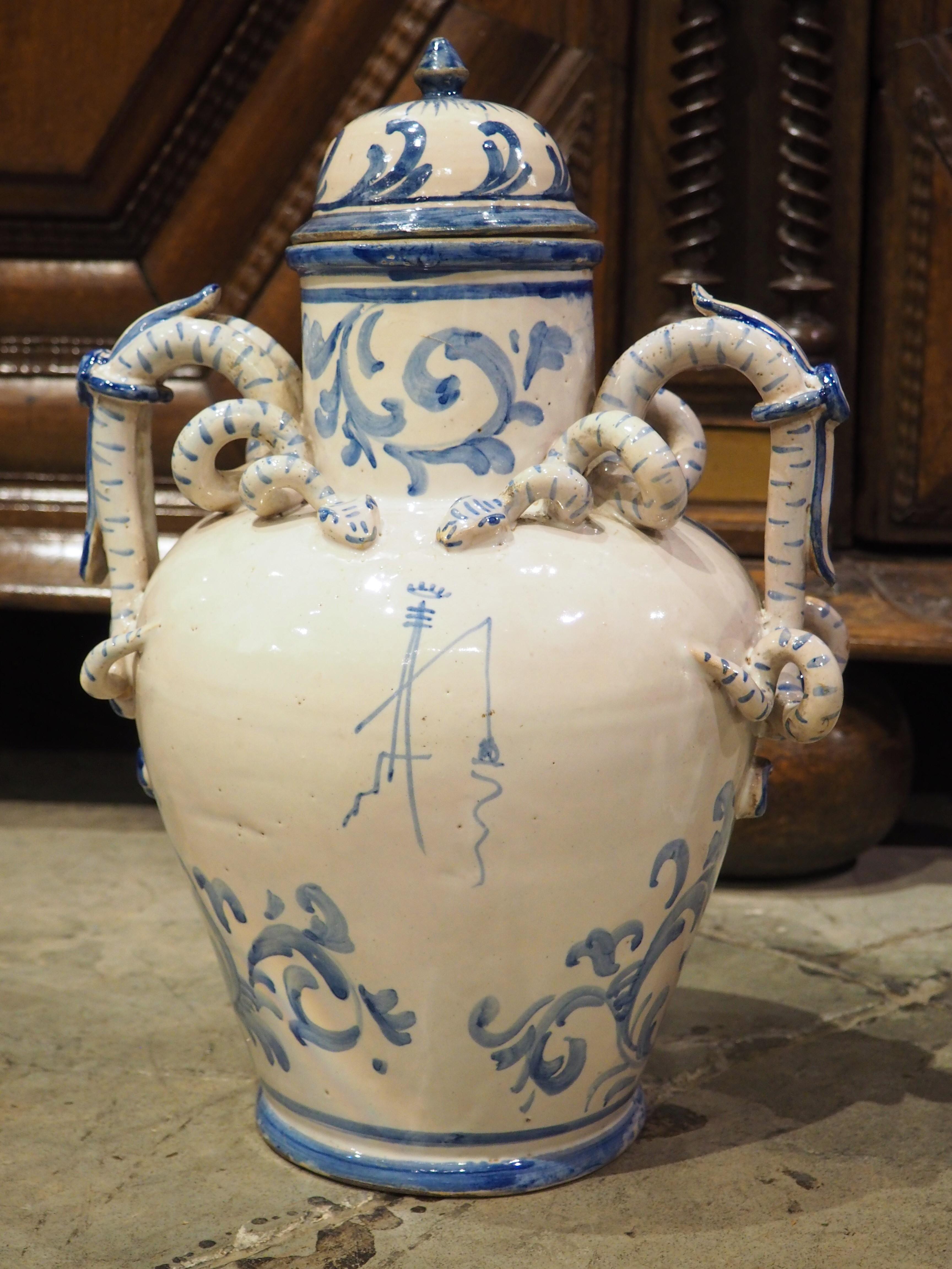 Vases anciens à couvercle bleu et blanc de Savona, Italie, vers 1800 en vente 9