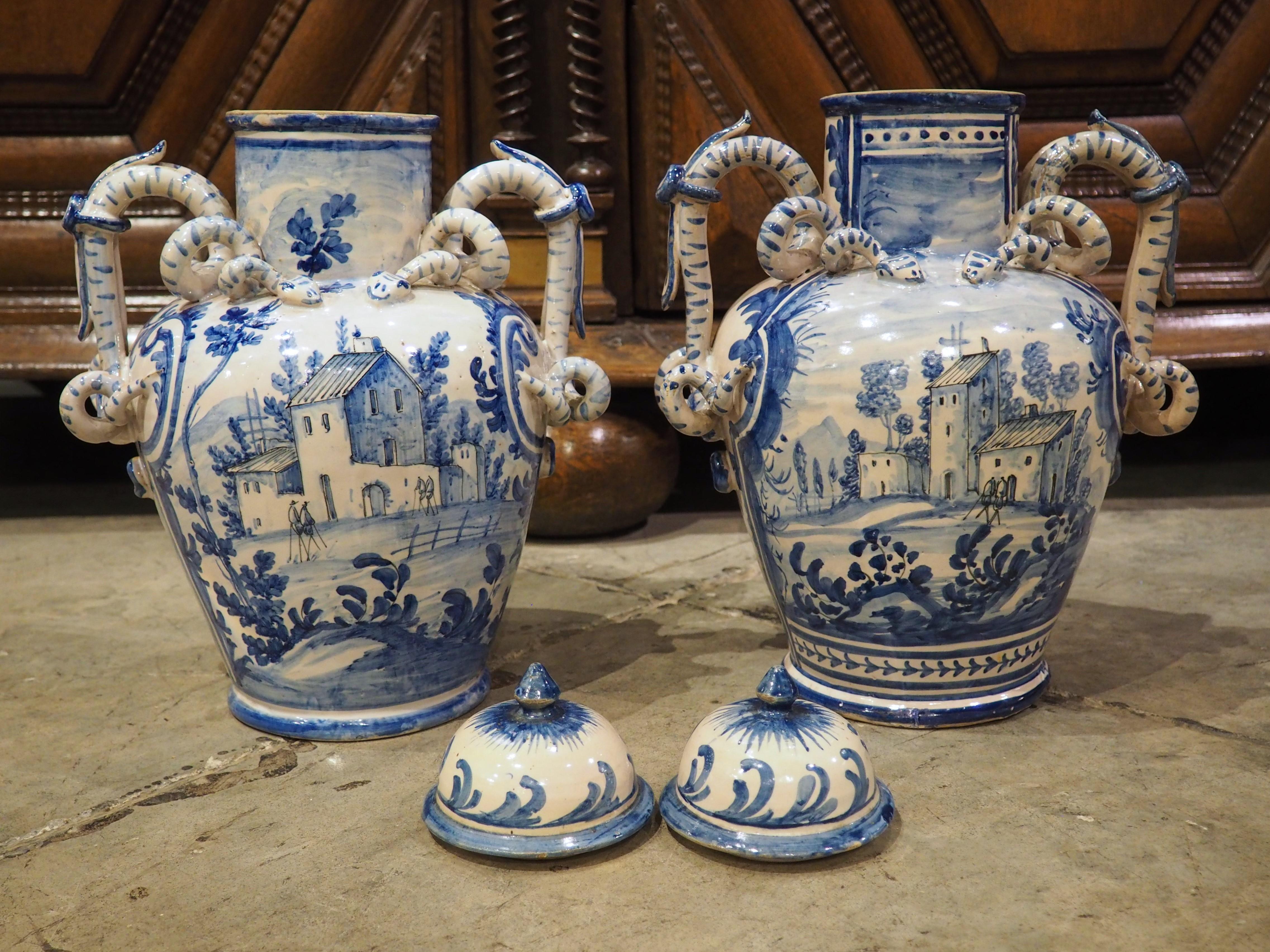 italien Vases anciens à couvercle bleu et blanc de Savona, Italie, vers 1800 en vente