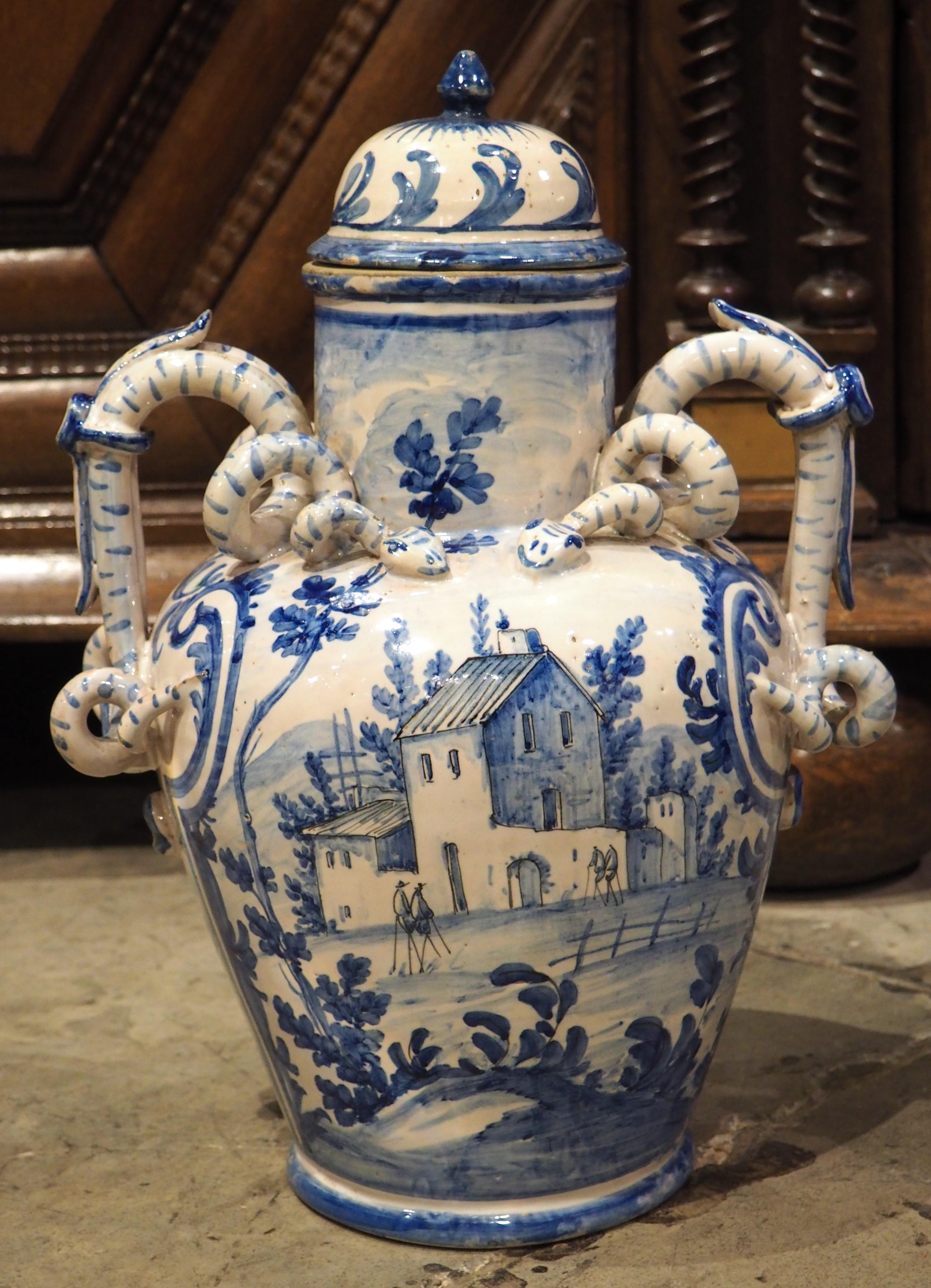 Peint à la main Vases anciens à couvercle bleu et blanc de Savona, Italie, vers 1800 en vente
