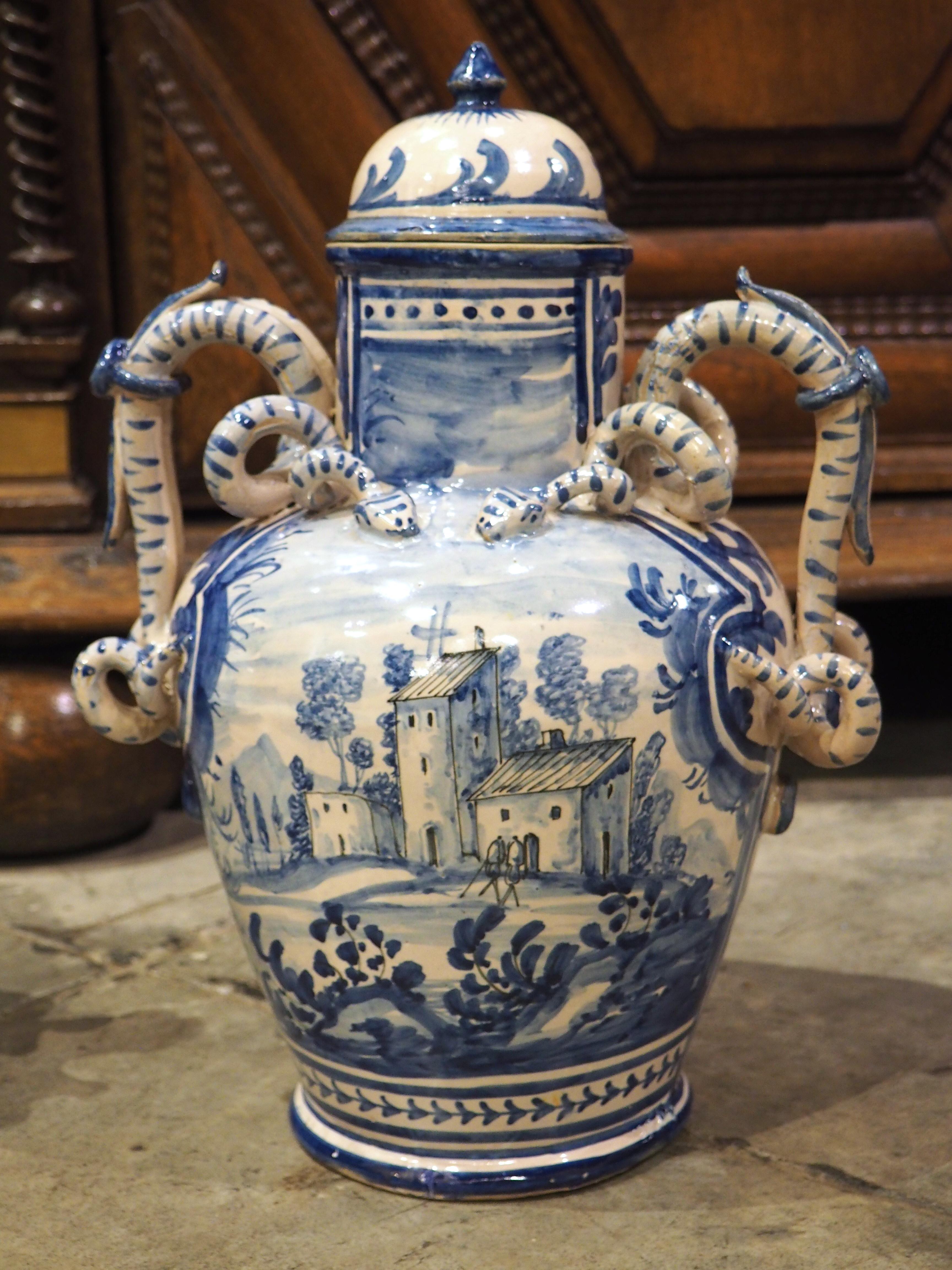 Vases anciens à couvercle bleu et blanc de Savona, Italie, vers 1800 Bon état - En vente à Dallas, TX