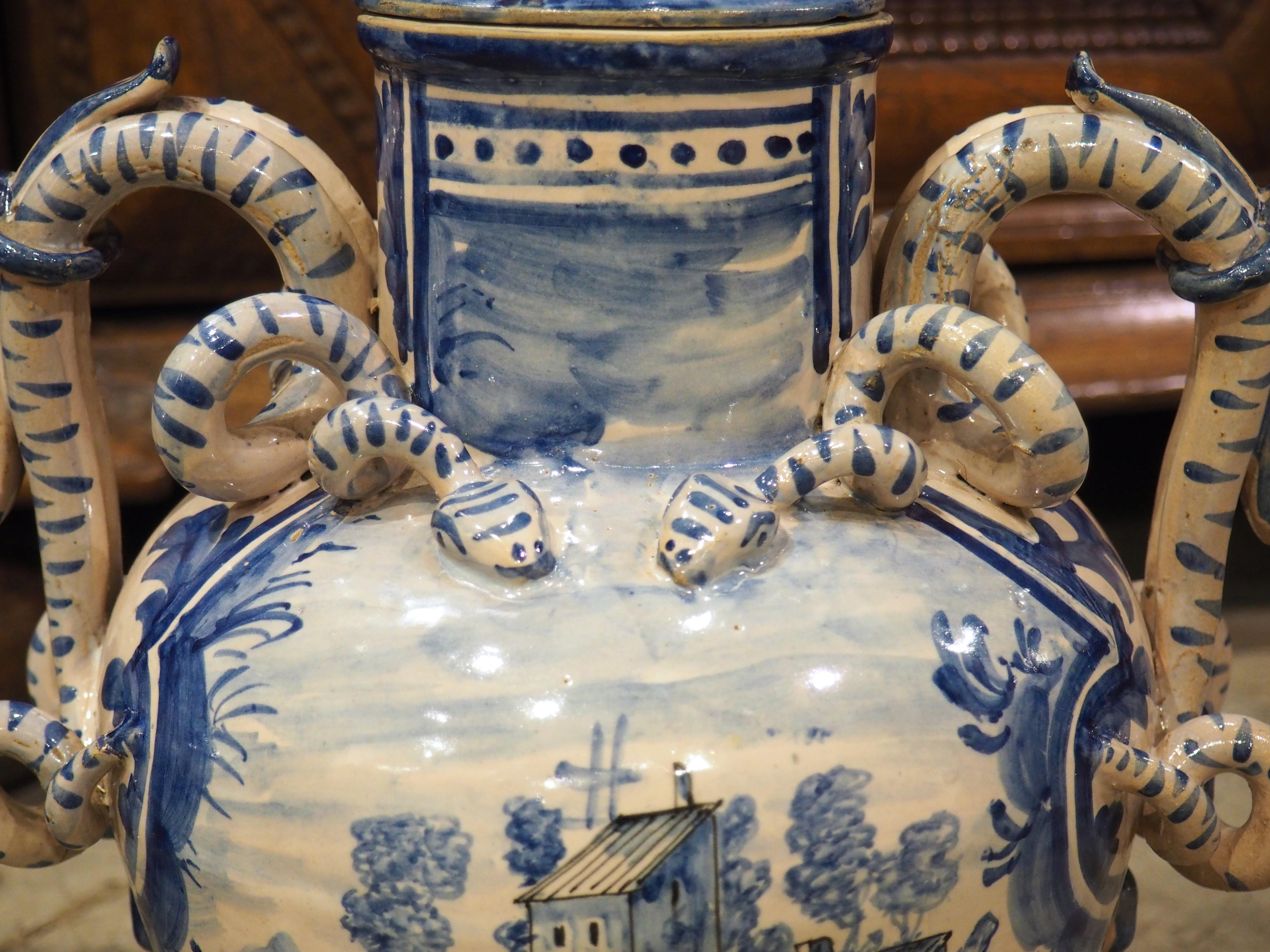 Céramique Vases anciens à couvercle bleu et blanc de Savona, Italie, vers 1800 en vente