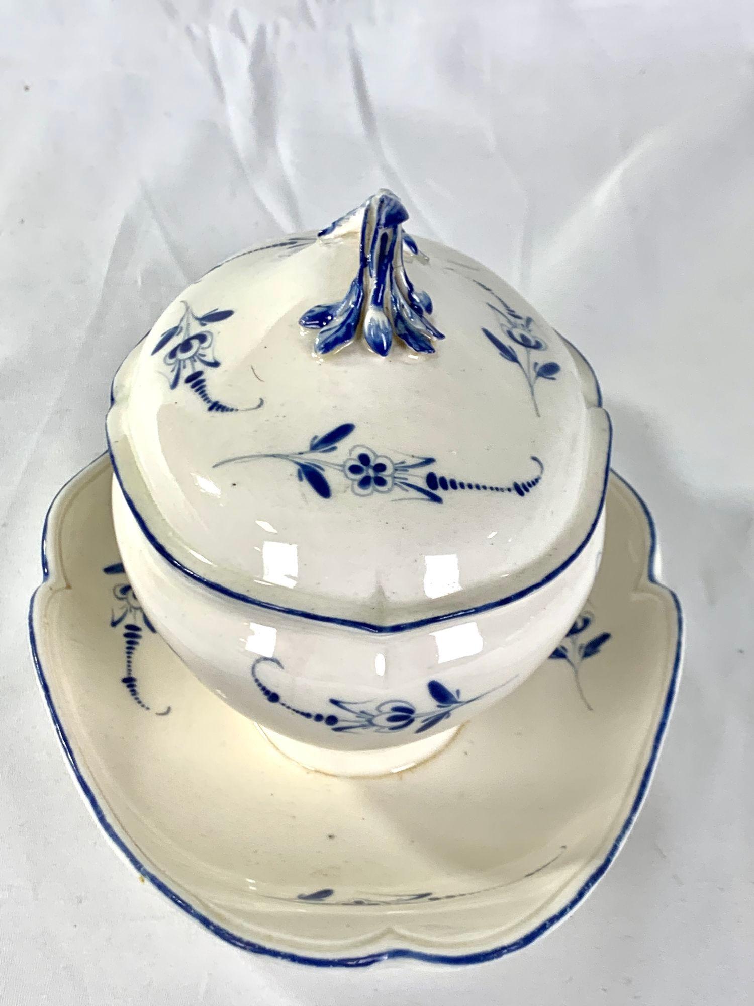 Francese Antica zuppiera in porcellana di Mennecy blu e bianca, metà del XVIII secolo, Francia, 1750 ca. 1750 in vendita