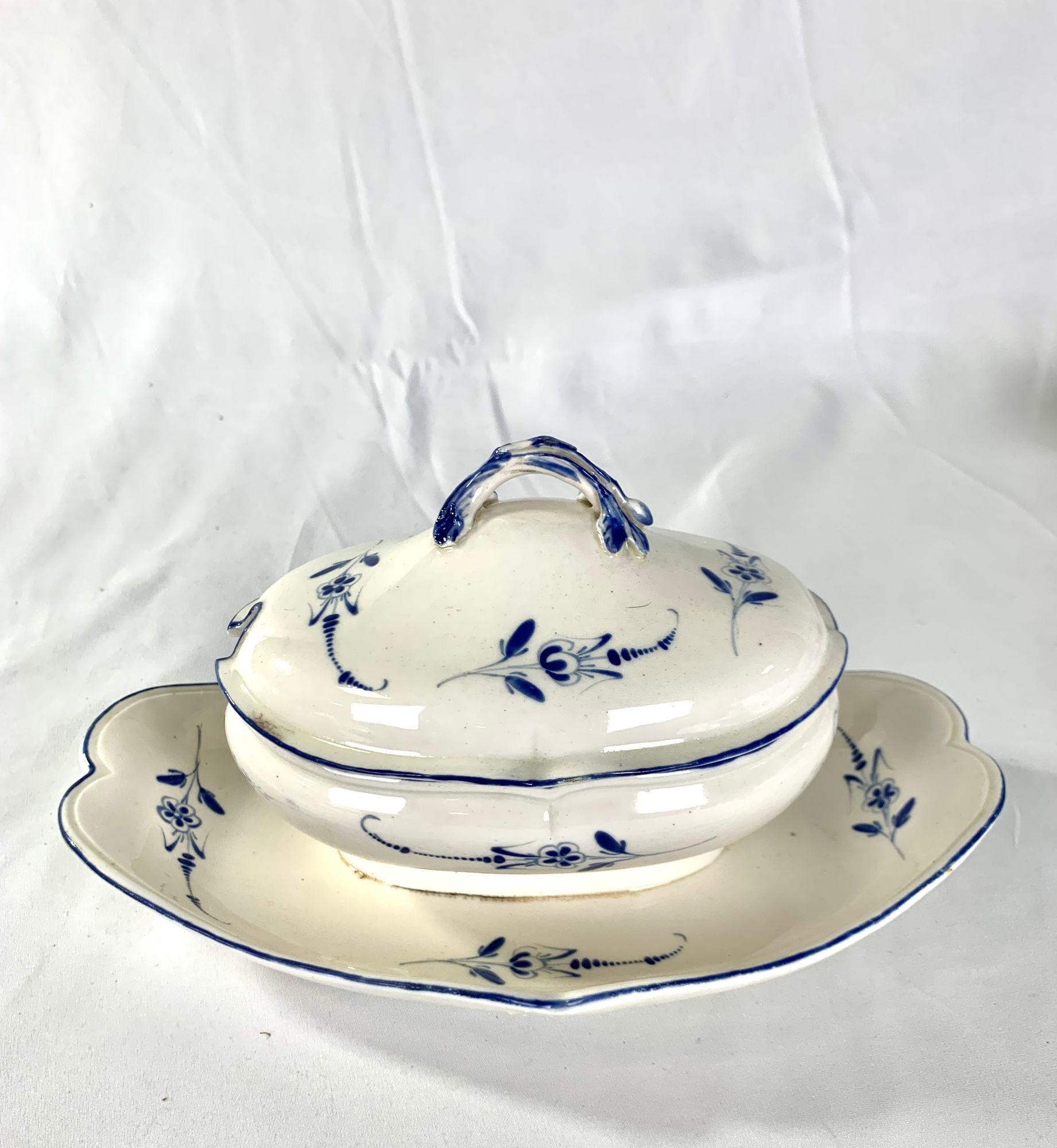 Dipinto a mano Antica zuppiera in porcellana di Mennecy blu e bianca, metà del XVIII secolo, Francia, 1750 ca. 1750 in vendita