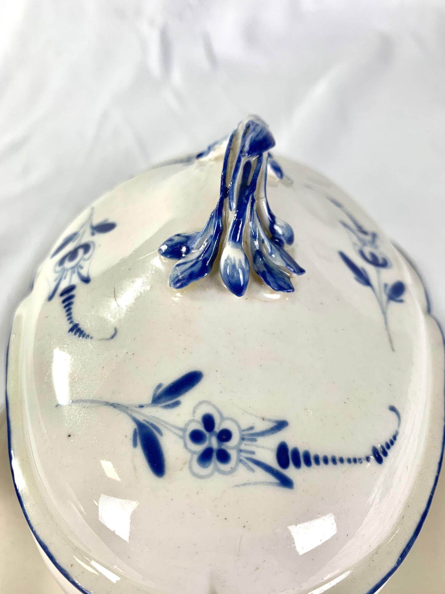 Antica zuppiera in porcellana di Mennecy blu e bianca, metà del XVIII secolo, Francia, 1750 ca. 1750 in vendita 1
