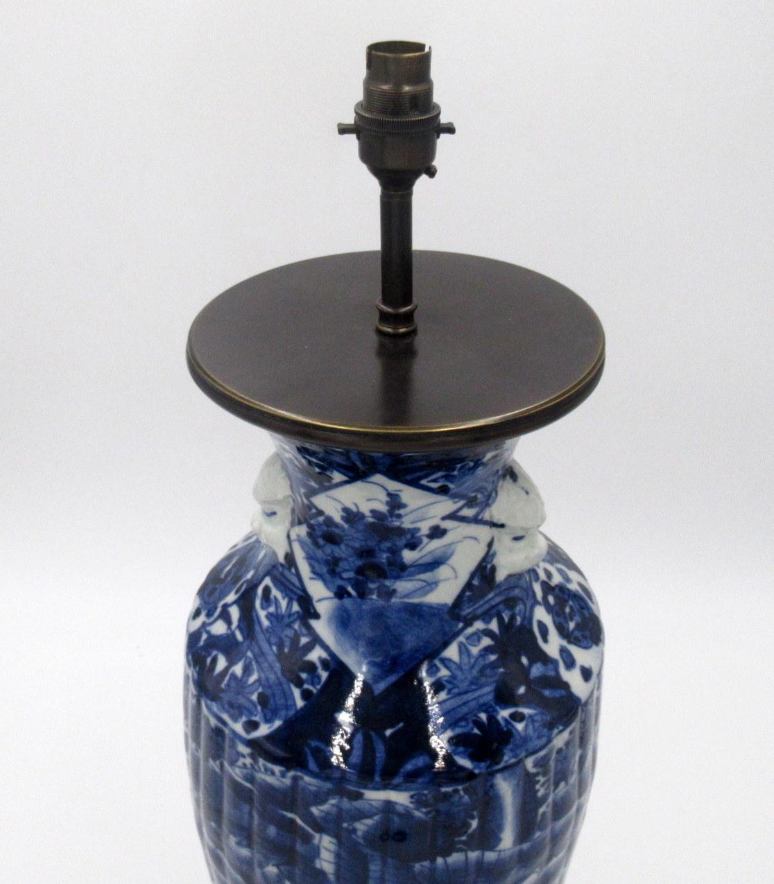 Antike antike blau-weiße Porzellan-Bronze-Tischlampe, Chinesisch, Japanisch, Europa im Angebot 4