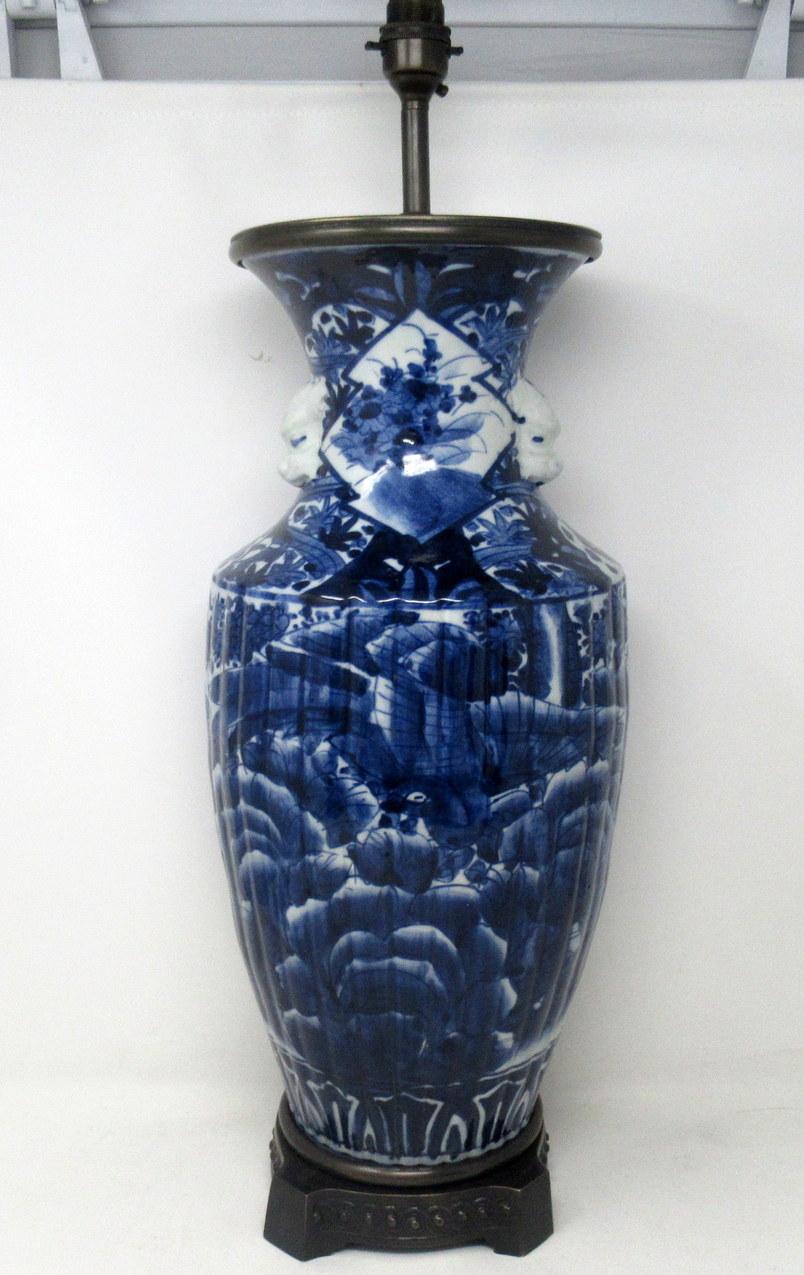 Superbes vases traditionnels de forme bulbeuse en porcelaine striée bleue et blanche de l'époque Art Déco, aux proportions généreuses, maintenant convertis en une paire de lampes de table électriques, probablement d'origine chinoise ou européenne,