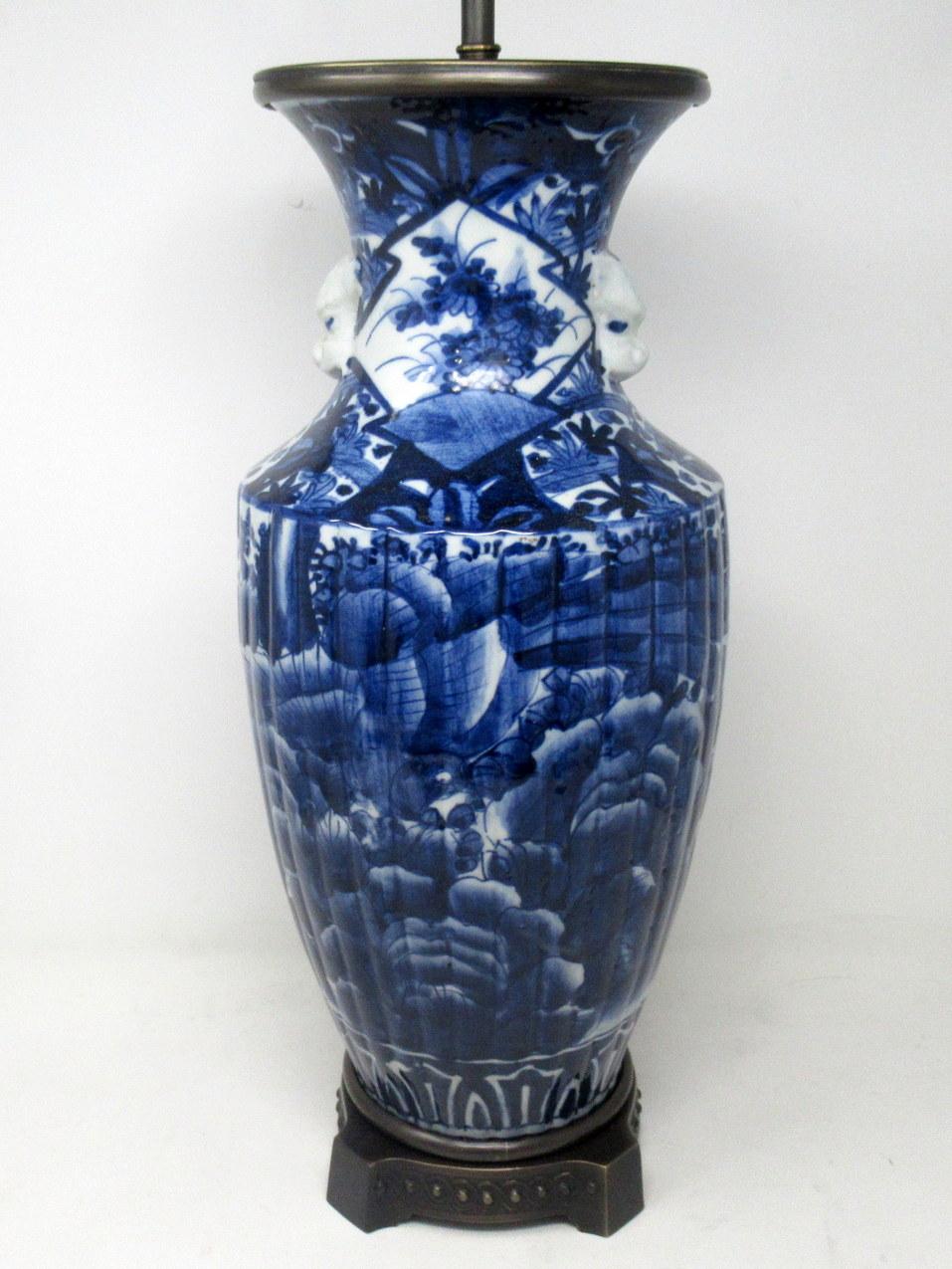 Art déco Lampe de bureau ancienne en porcelaine bleue et blanche en bronze, de style chinois, japonais et européen en vente
