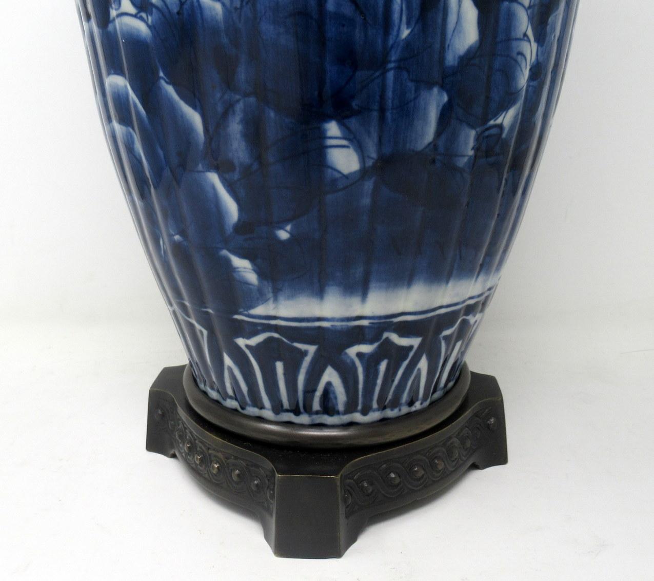 Antike antike blau-weiße Porzellan-Bronze-Tischlampe, Chinesisch, Japanisch, Europa im Angebot 2