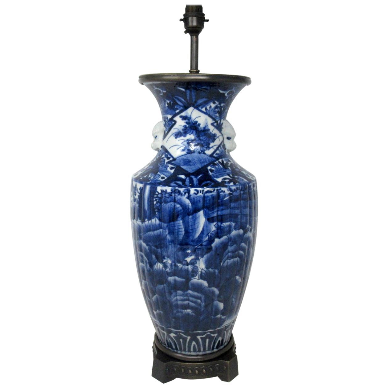 Antike antike blau-weiße Porzellan-Bronze-Tischlampe, Chinesisch, Japanisch, Europa im Angebot