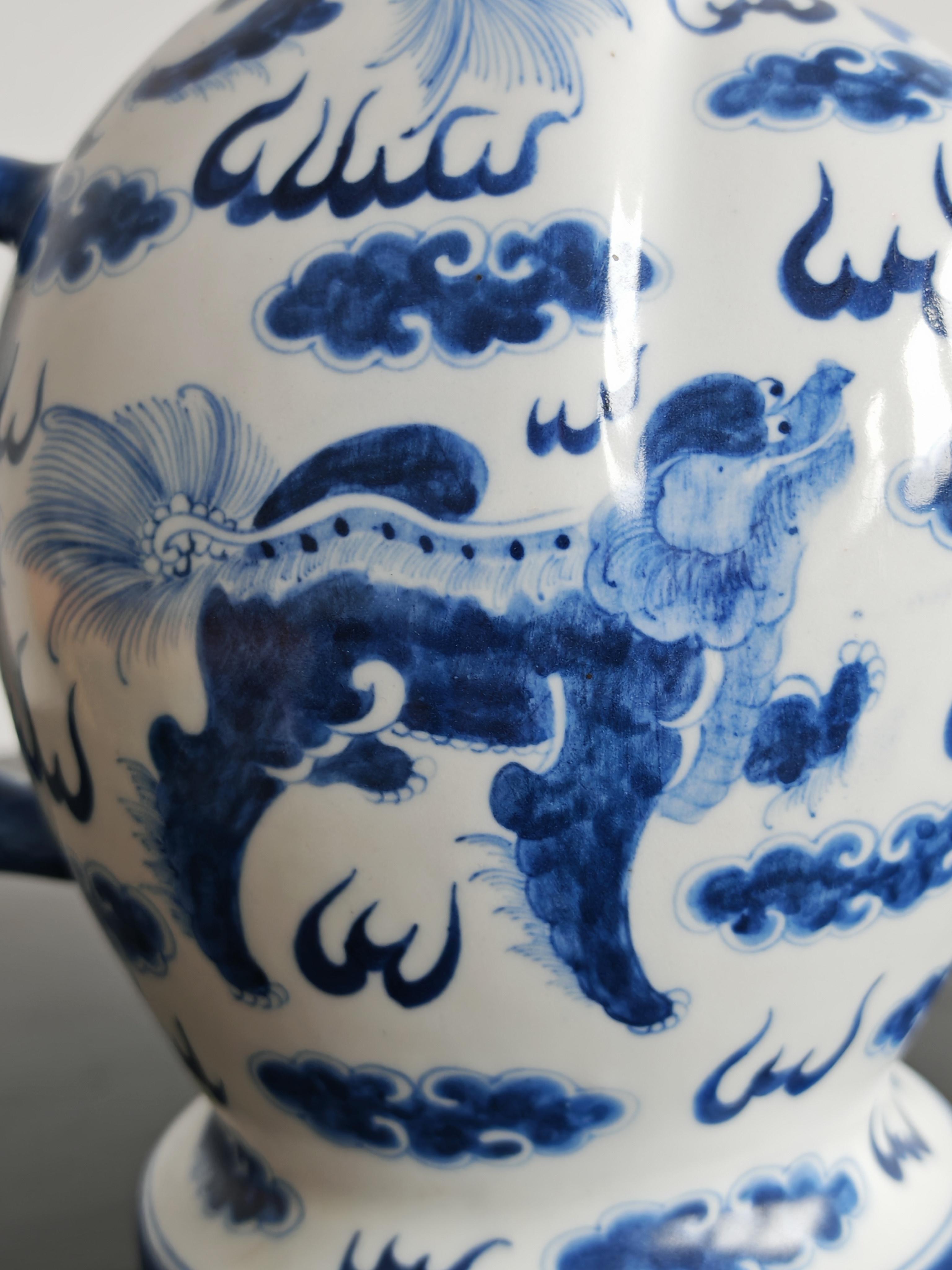 Antike blau-weiße Porzellan-Teekanne 