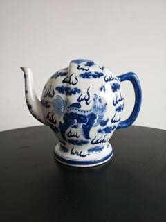 Antique blue and white porcelain "Cadogan" teapot, Guangxu period, China 19th C.