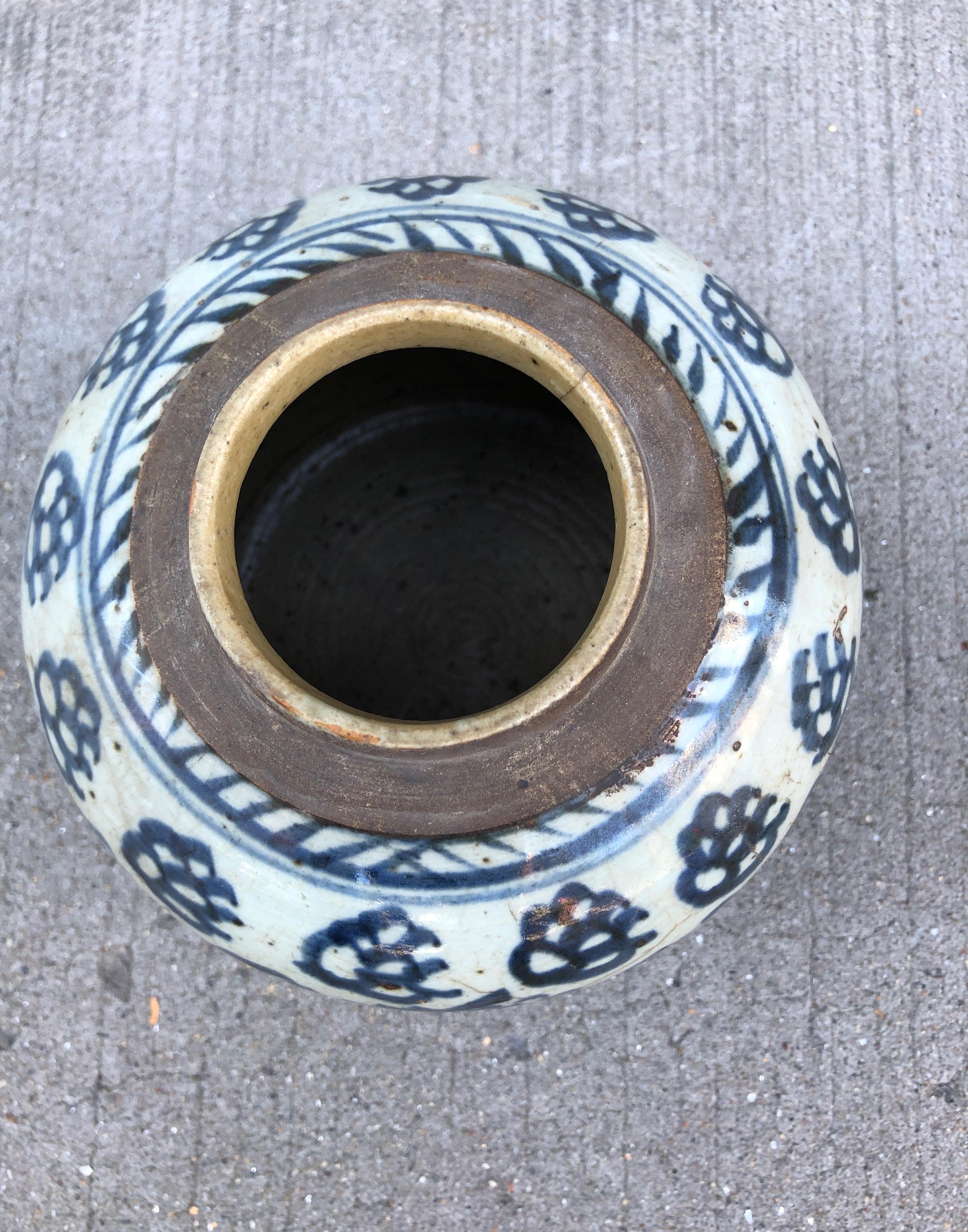 Antique Blue and White Porcelain Chinese Jar For Sale 7