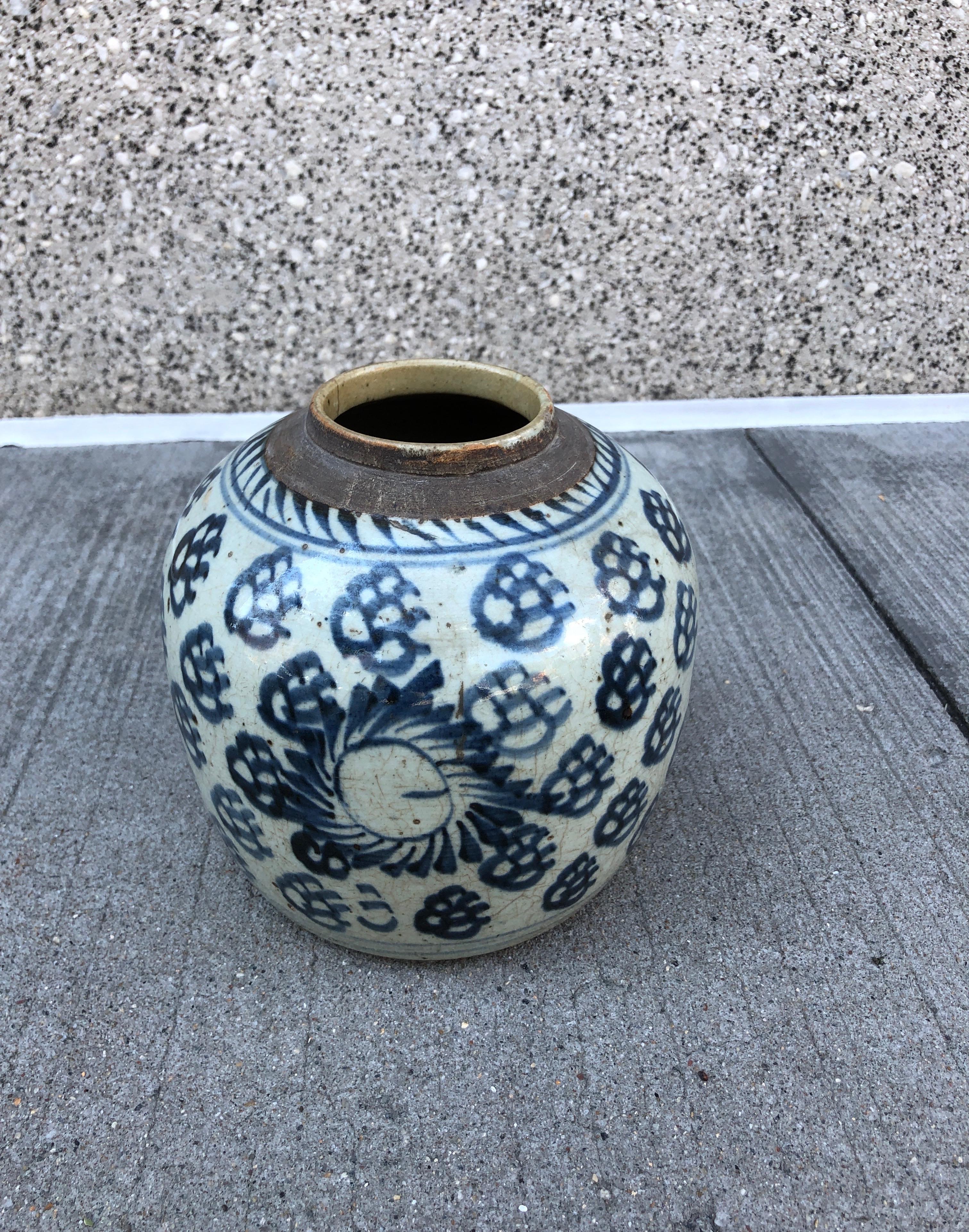 Antikes chinesisches blau-weißes Porzellangefäß aus Porzellan (19. Jahrhundert) im Angebot