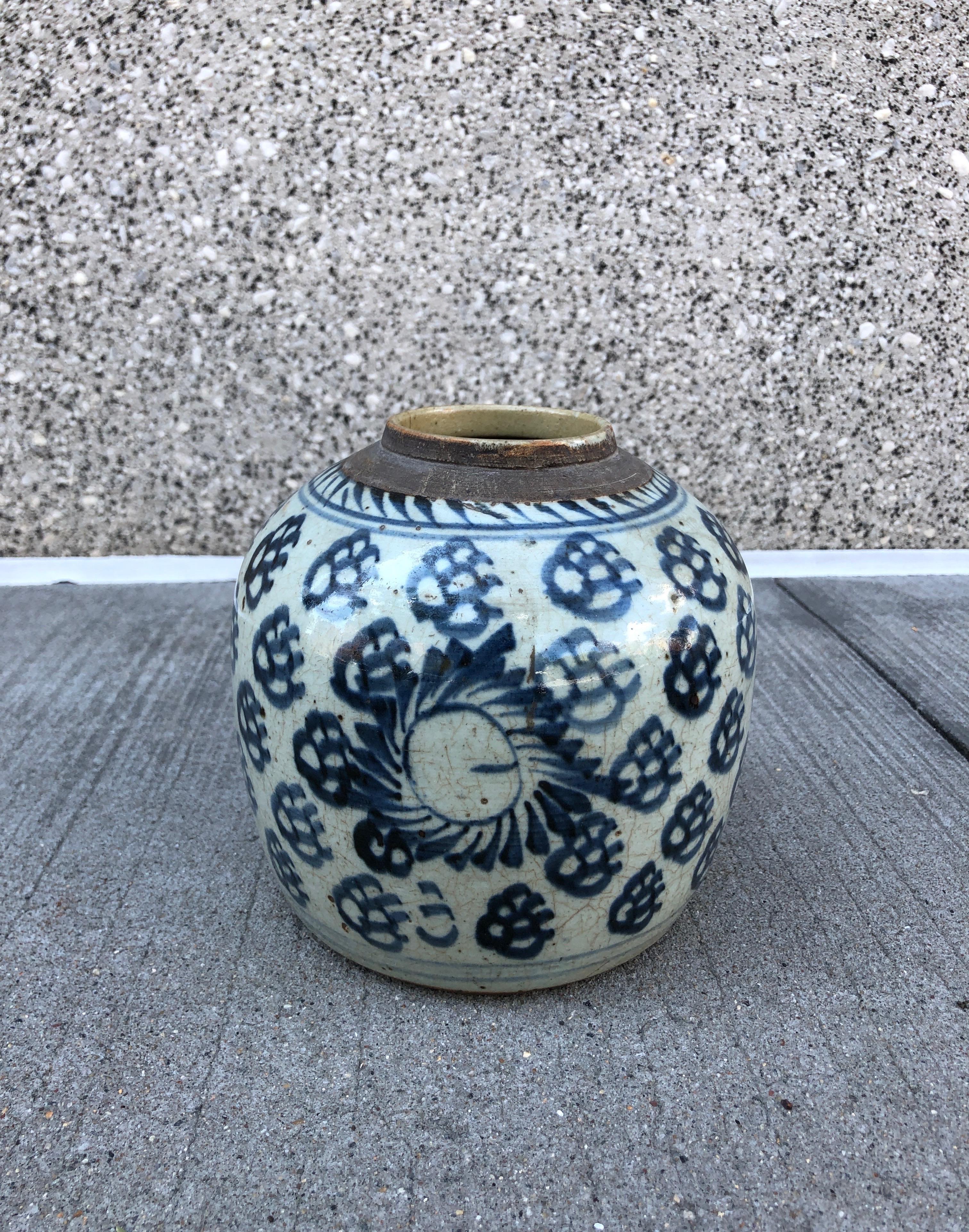 Chinois Antique jarre chinoise en porcelaine bleue et blanche en vente
