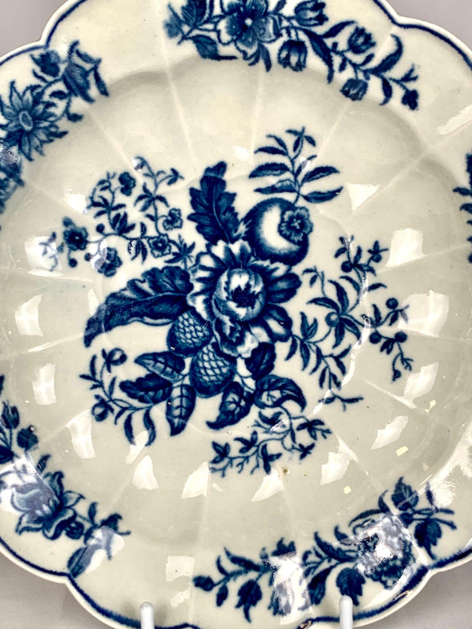 Questo piatto in porcellana del XVIII secolo è stato realizzato dalla fabbrica di porcellana di Worcester in Inghilterra intorno al 1785. È decorato in blu cobalto sottosmalto con una classica interpretazione inglese del design della cineseria, che