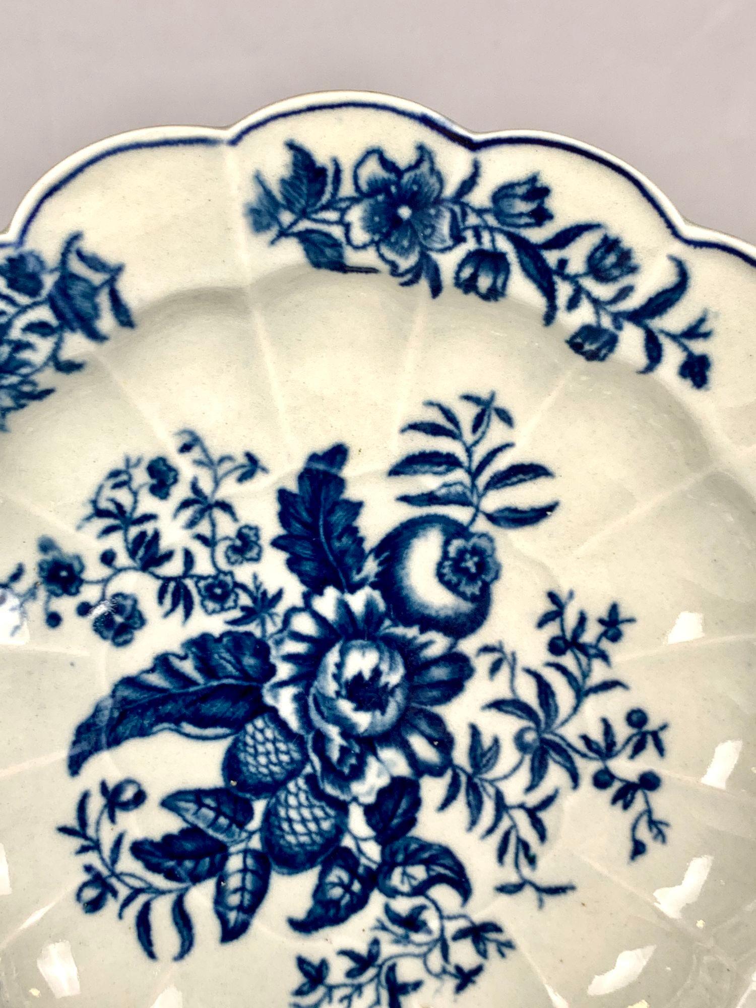 Porcellana Antico piatto in porcellana bianca e blu di Worcester, Inghilterra, 18° secolo C.C. 1785 in vendita