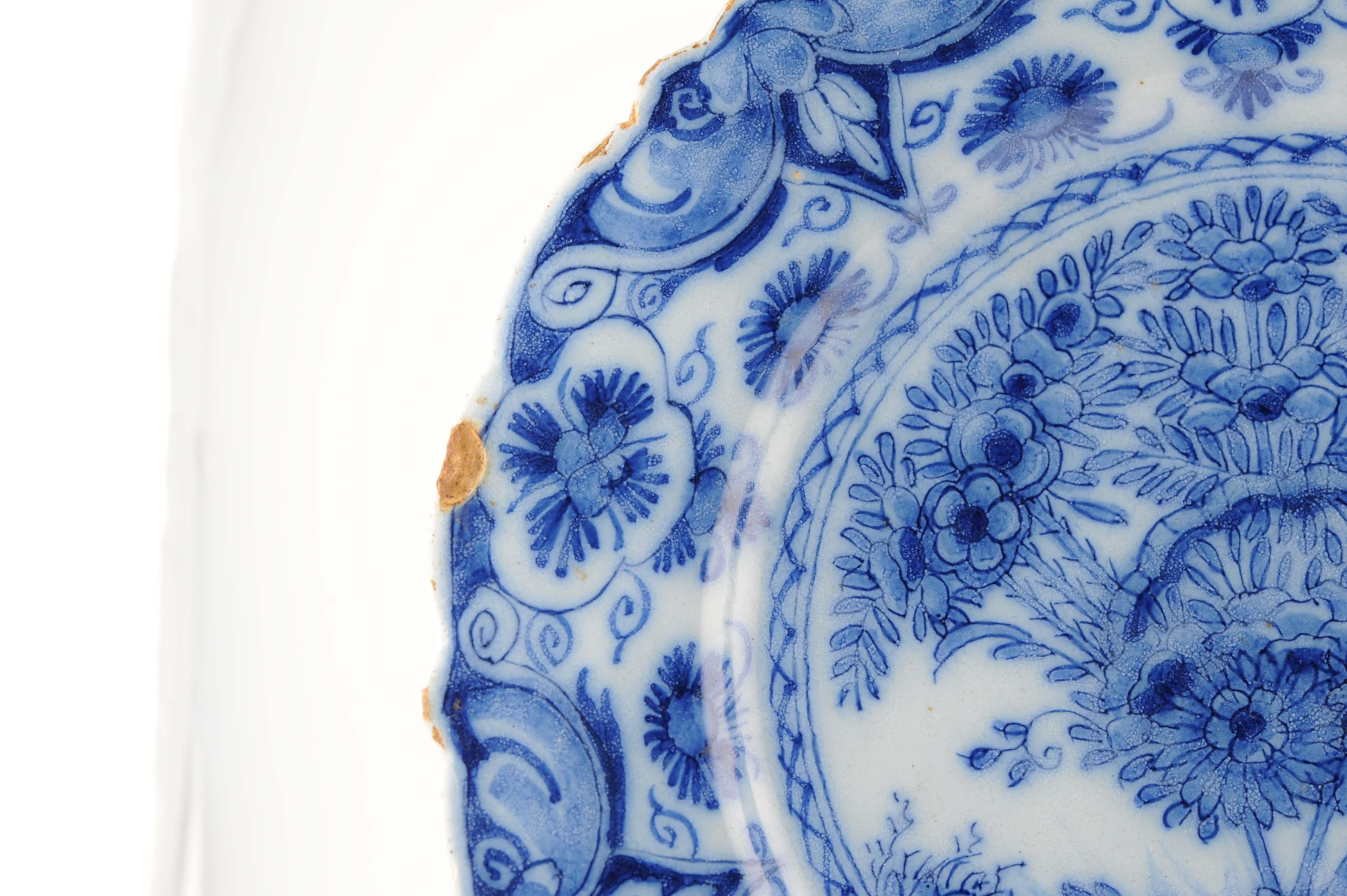Belle assiette hollandaise en bleu de Delft avec une belle décoration du mois d'août
A.I.C.C., style chinois du 18ème siècle.
XVIIIe siècle.
Diamètre : 25,2 cm.
Condit : Défauts typiques

Une belle assiette ancienne de Delft, marquée sous glaçure