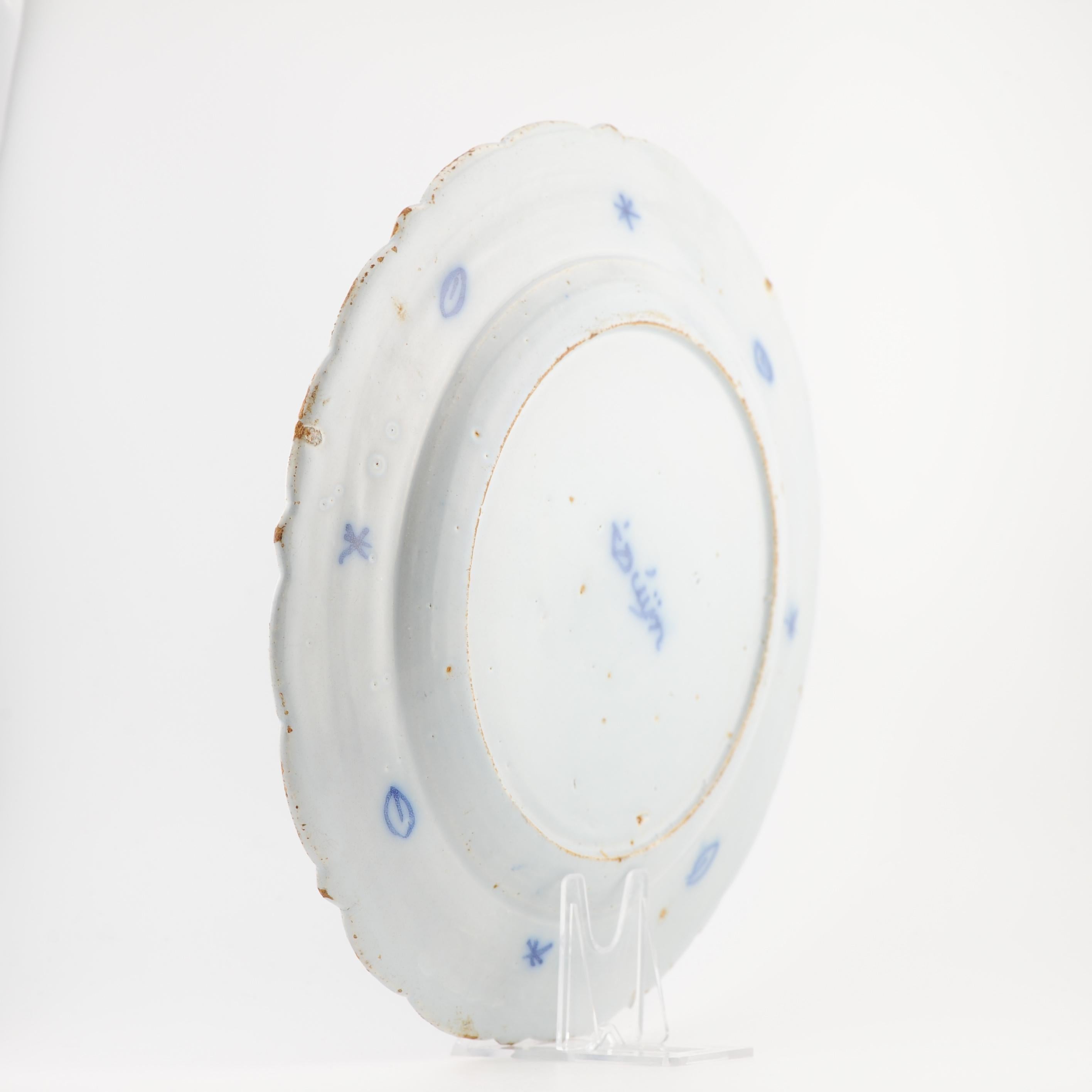 Ming Antique chargeur en faïence Delftware hollandaise de style bleu et blanc, 18e siècle en vente