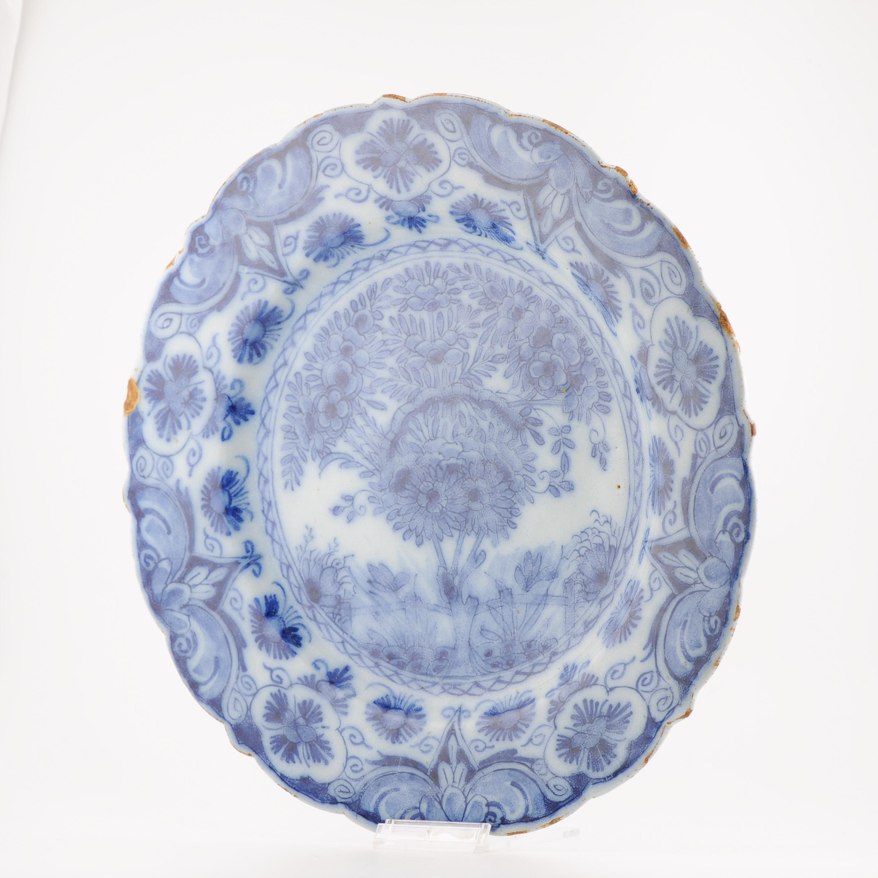 Antique chargeur en faïence Delftware hollandaise de style bleu et blanc, 18e siècle Bon état - En vente à Amsterdam, Noord Holland