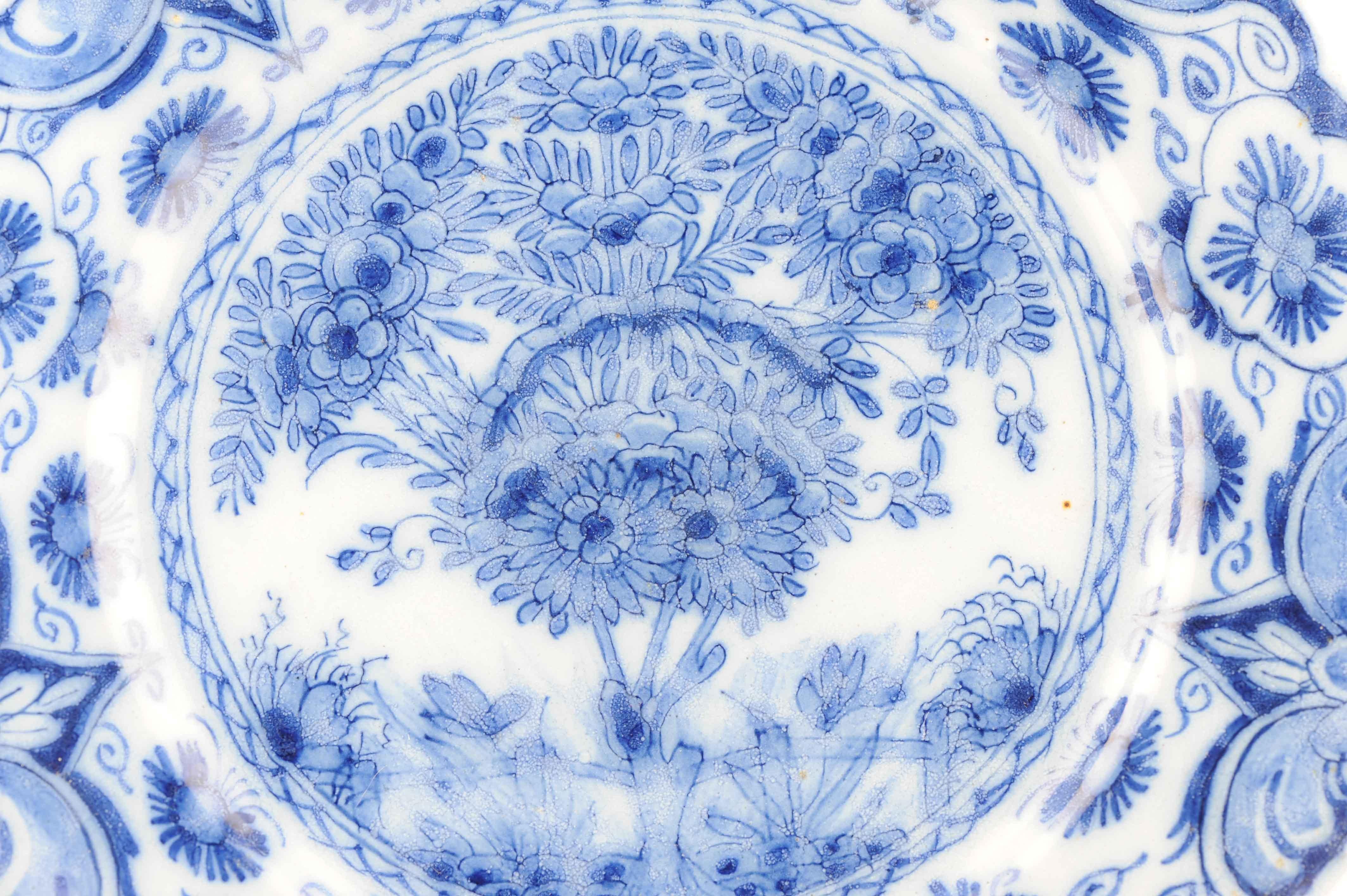 Antique chargeur en faïence Delftware hollandaise de style bleu et blanc, 18e siècle en vente 1