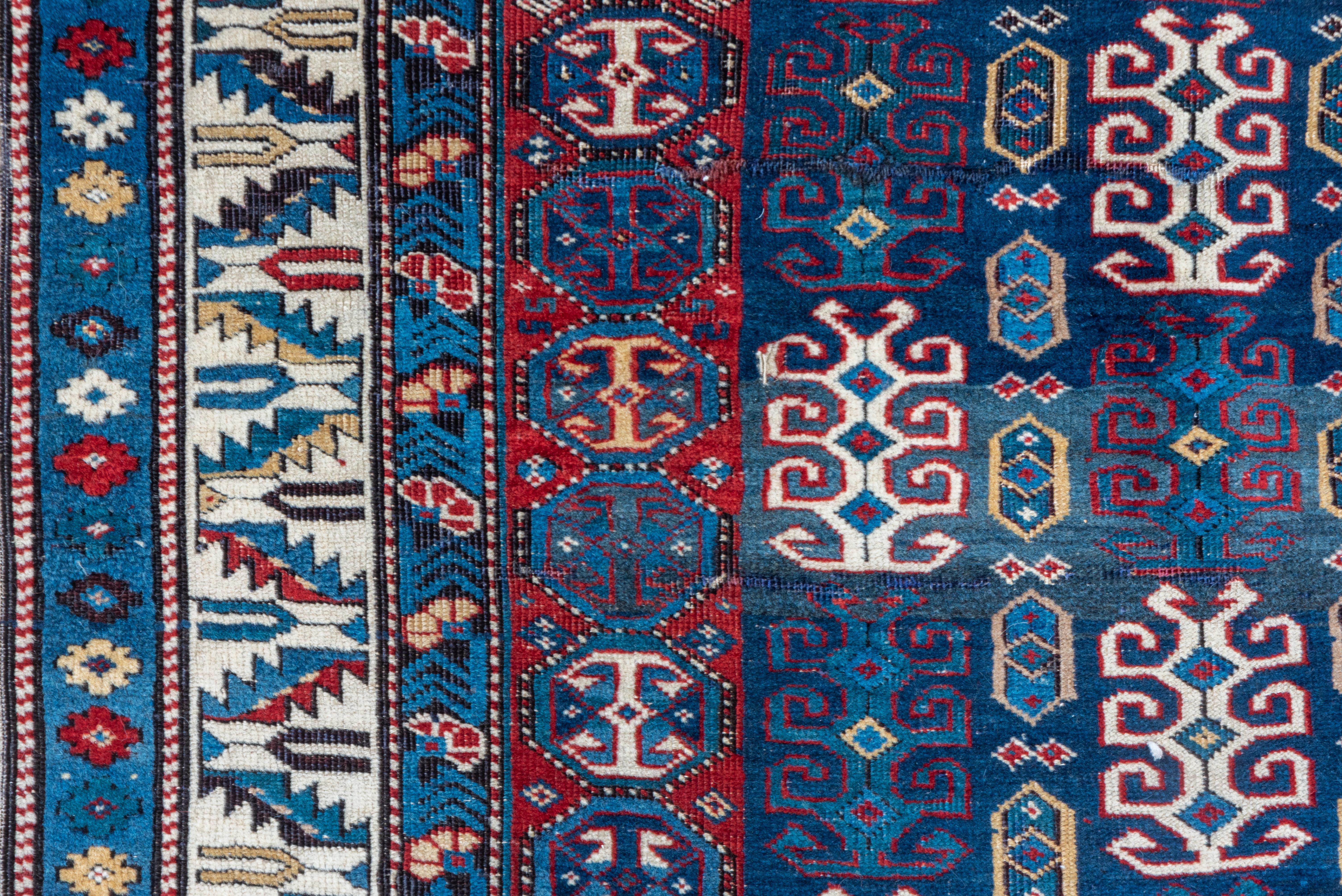 Antiker blauer kaukasischer Kuba-Teppich:: Allover-Feld:: um 1900 (Frühes 20. Jahrhundert) im Angebot