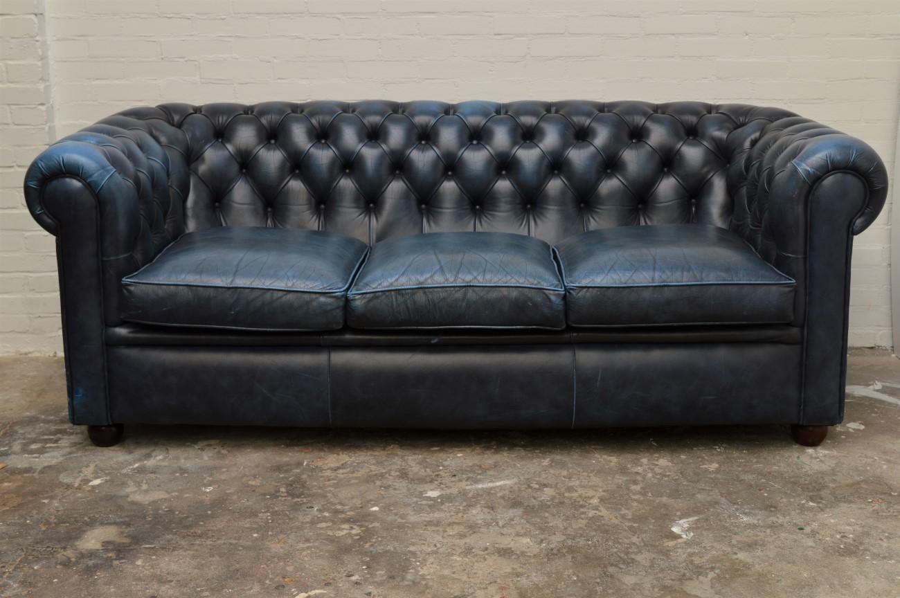 Three-seat Chesterfield sofa in antique blue leather in nice original state.
A well sized three-seat sofa made in England for Delta Chesterfield, circa 1980 and completely checked from inside out.

We made the inside under the cushions a little